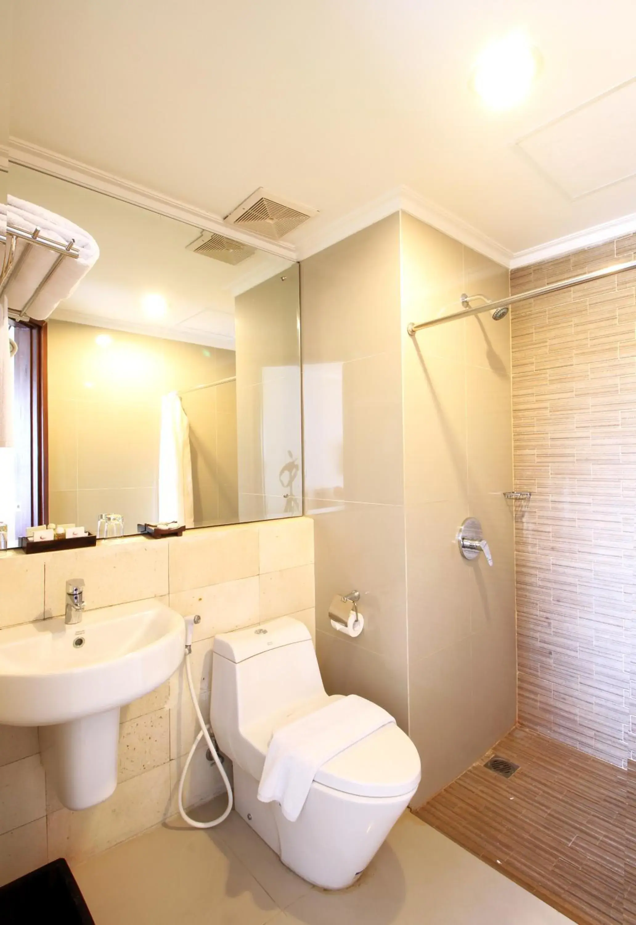 Superior Twin Room in Bueno Colombo Hotel Yogyakarta Superior Twin Room in Bueno Colombo Hotel Yogyakarta