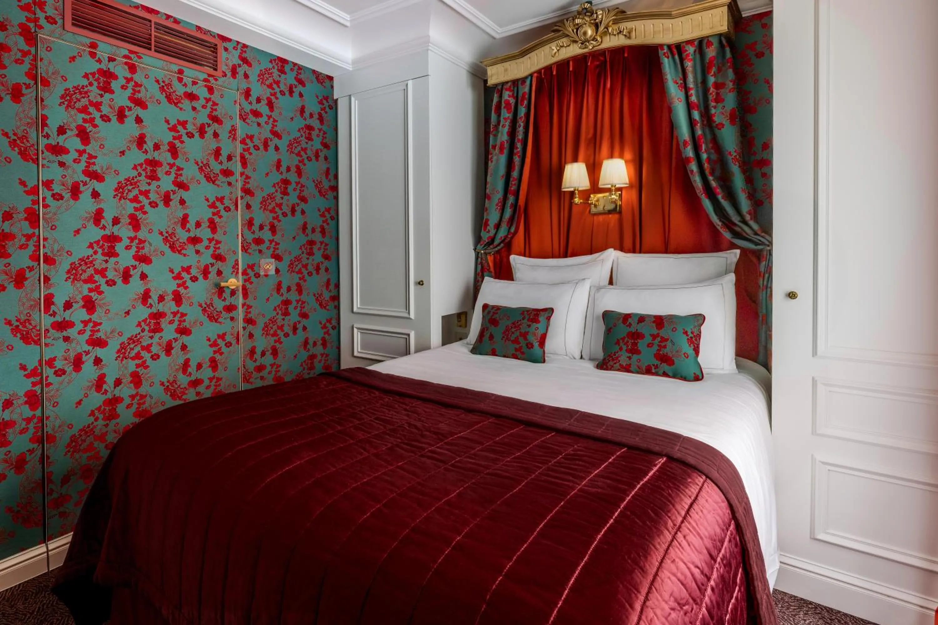 Photo of the whole room, Bed in Hôtel De Buci