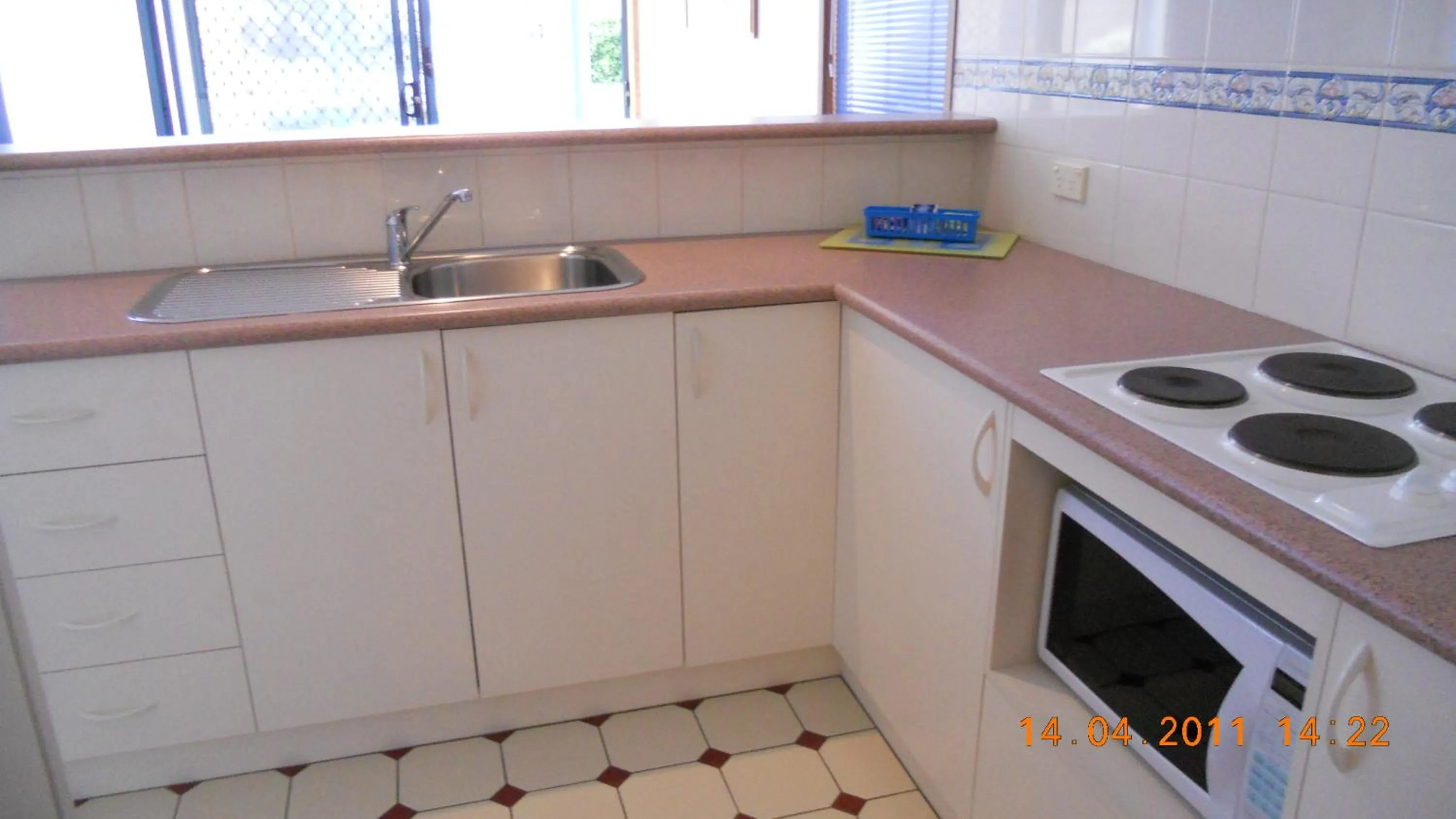 Kitchen or kitchenette in Summers Rest Units