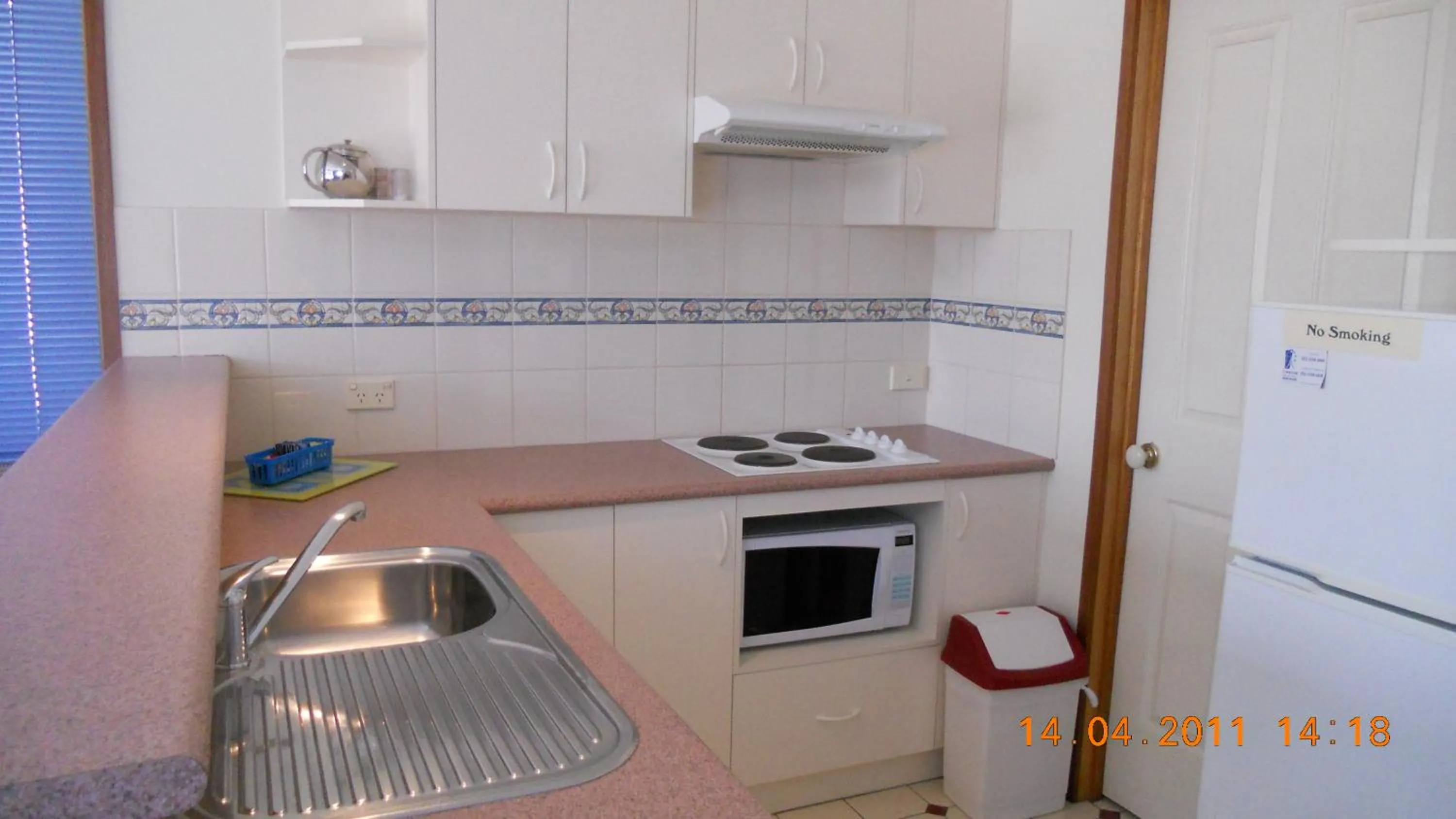 Kitchen or kitchenette in Summers Rest Units