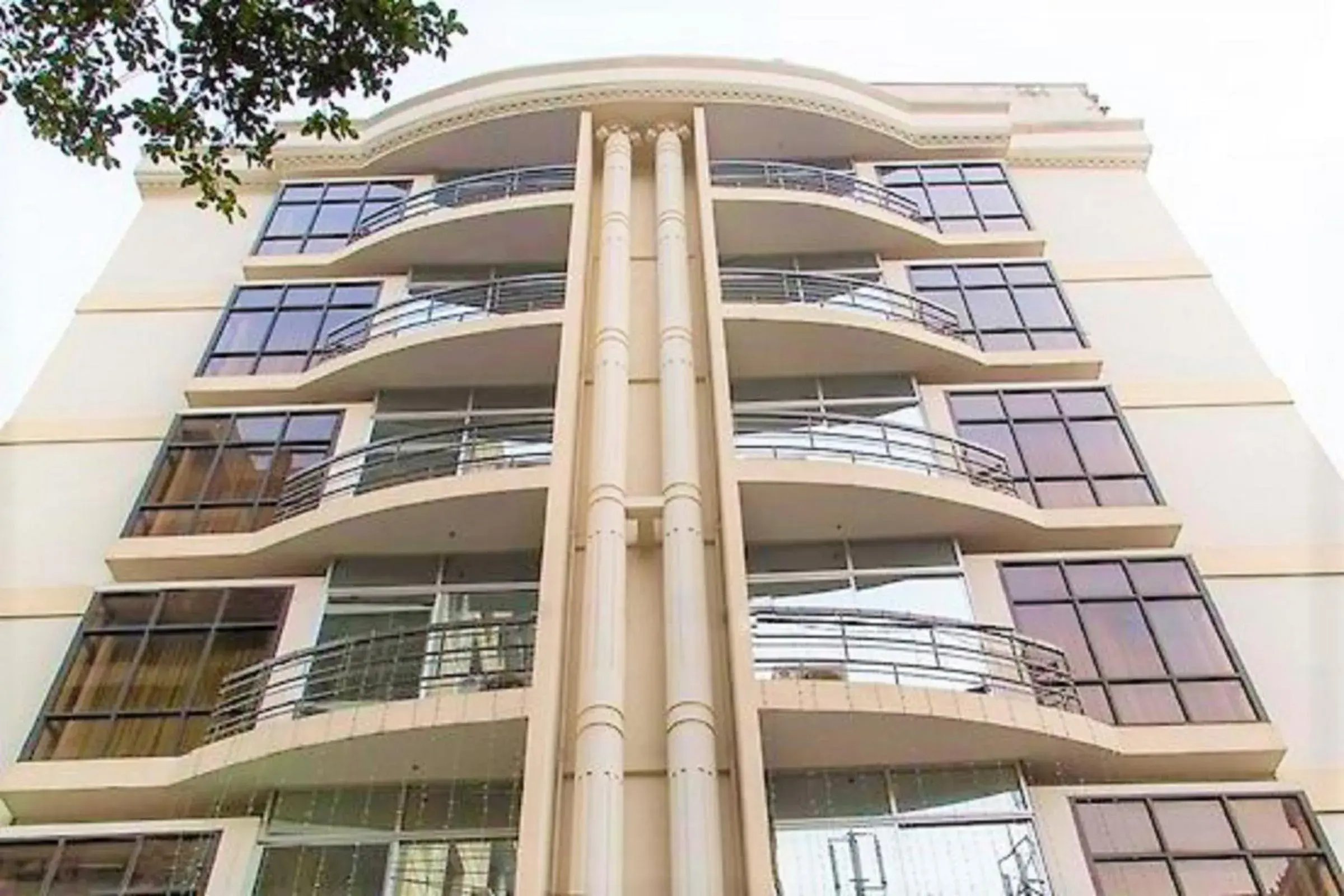 Property building in Dhaka Golden Inn - Banani'Lakeside Property building in Dhaka Golden Inn - Banani'Lakeside