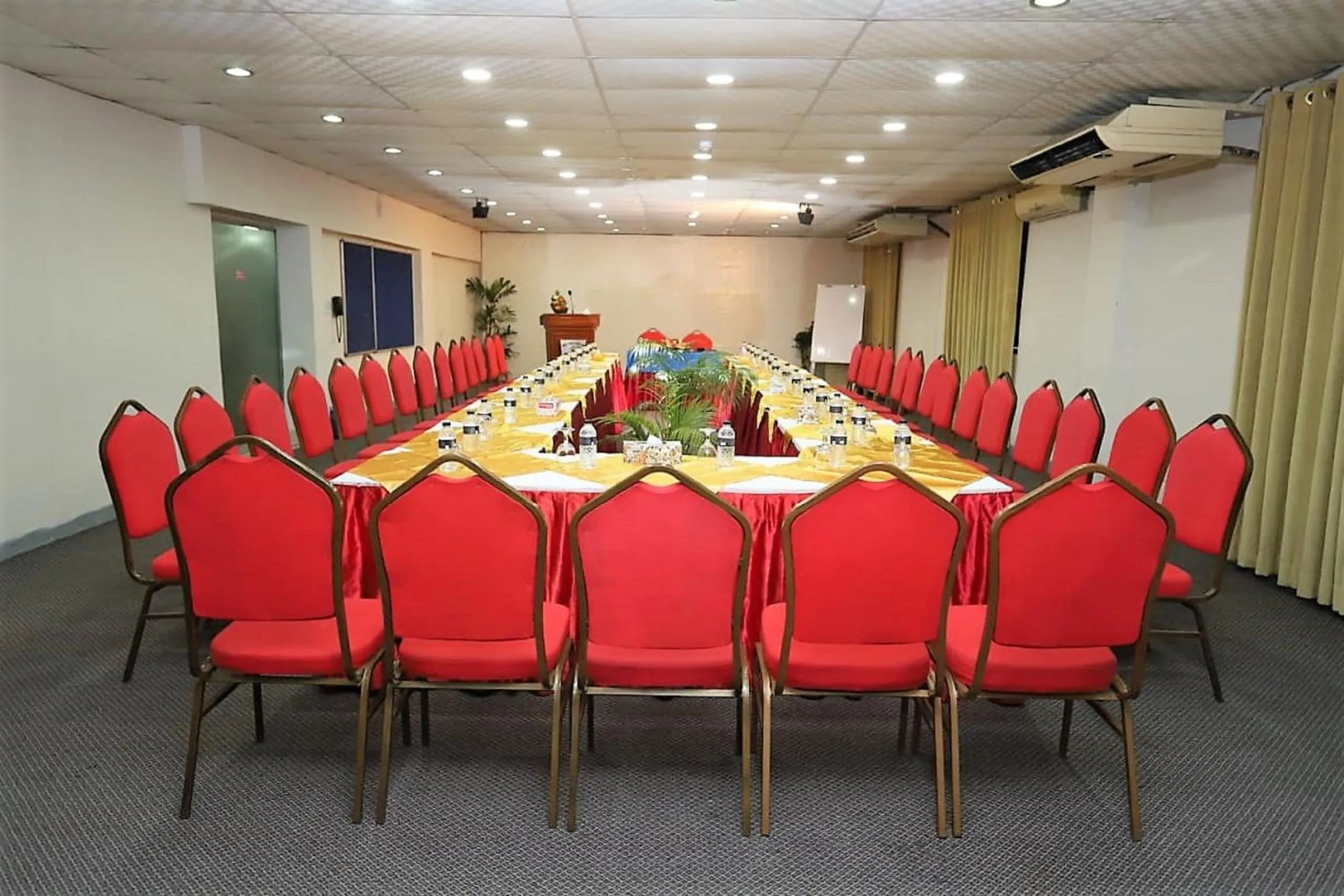 Meeting/conference room in Dhaka Golden Inn - Banani'Lakeside
