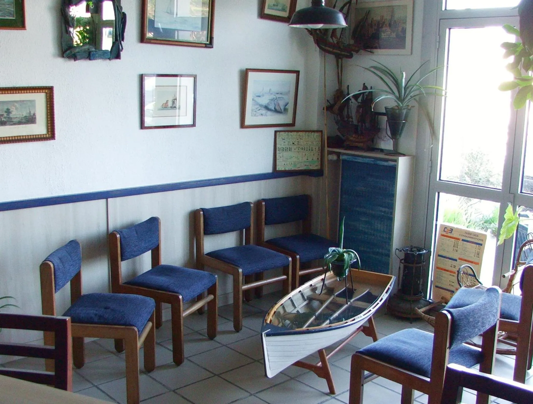 Lounge or bar in Hôtel du Petit Matelot