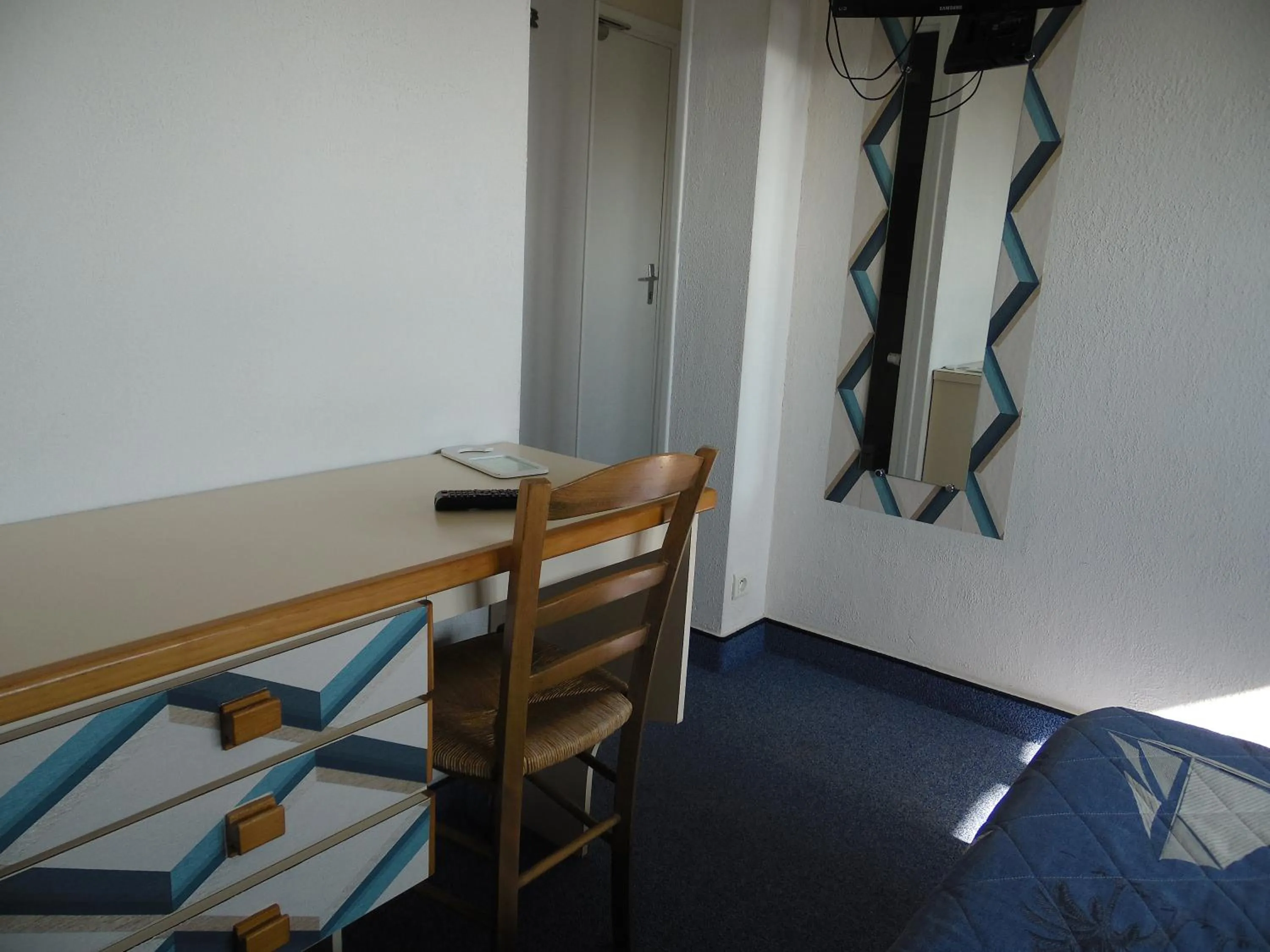 Bedroom in Hôtel du Petit Matelot