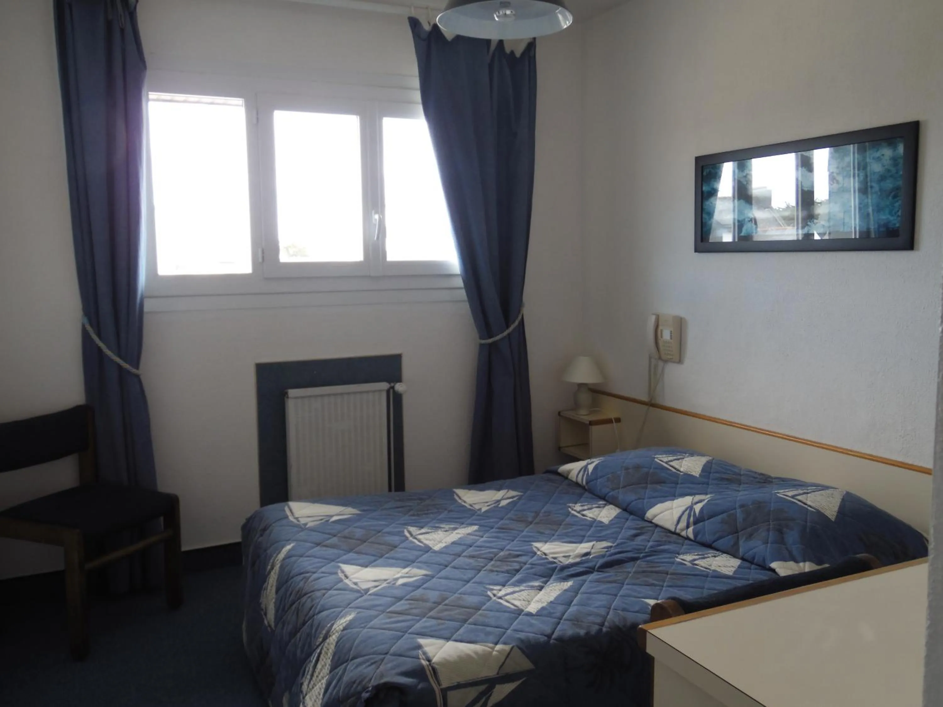 Communal lounge/ TV room in Hôtel du Petit Matelot