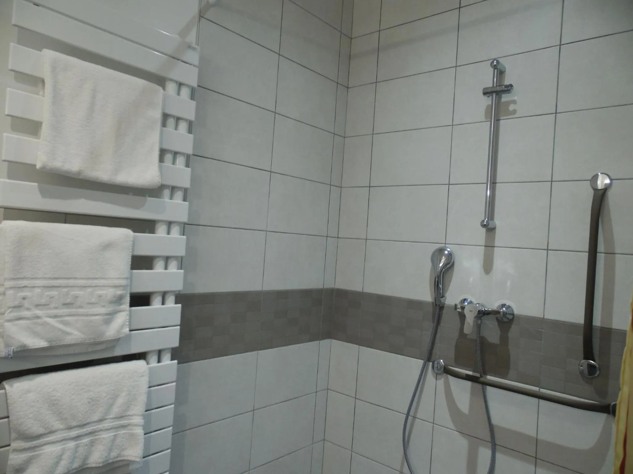 Bathroom in Hôtel du Petit Matelot