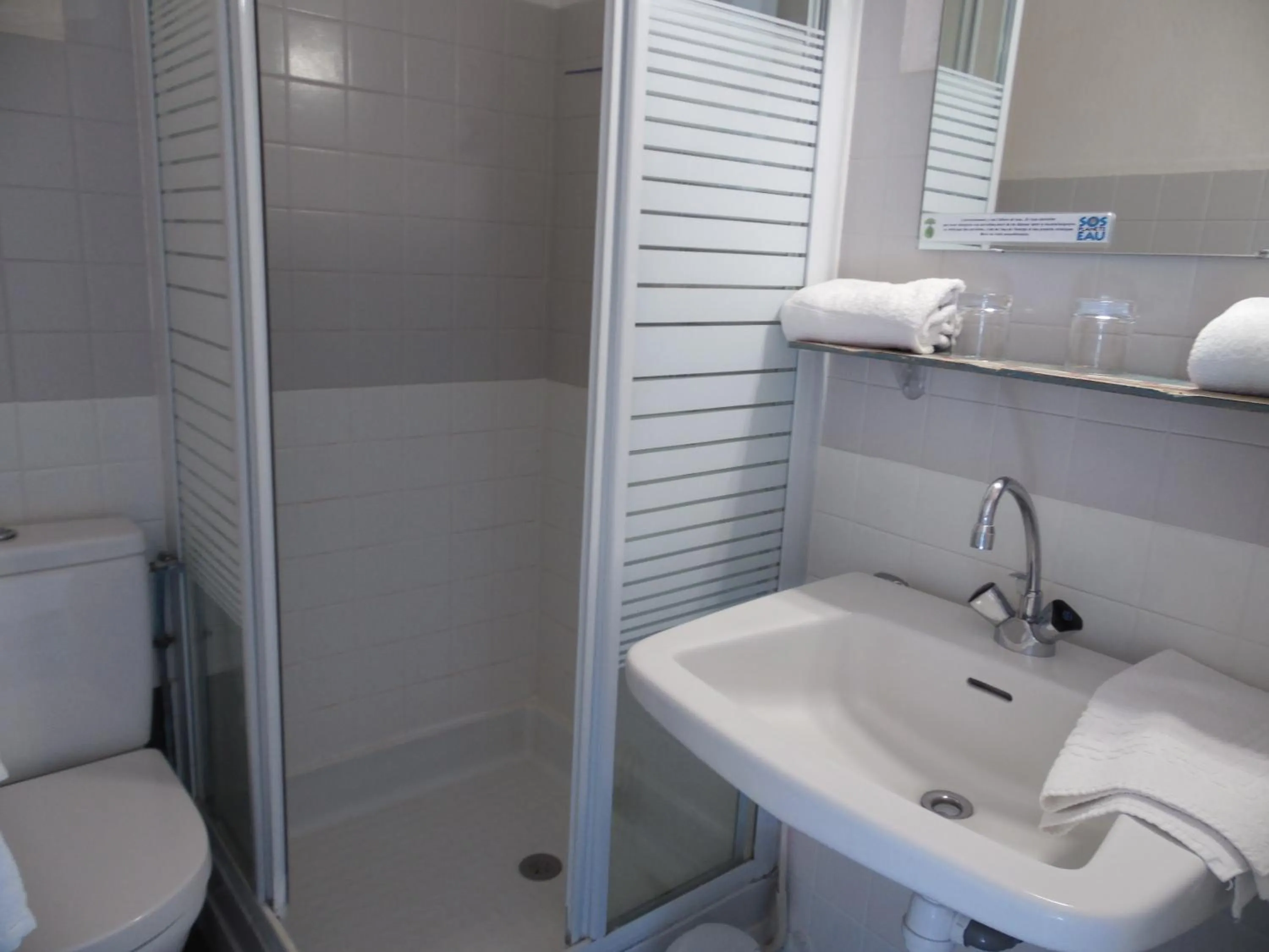 Bathroom in Hôtel du Petit Matelot