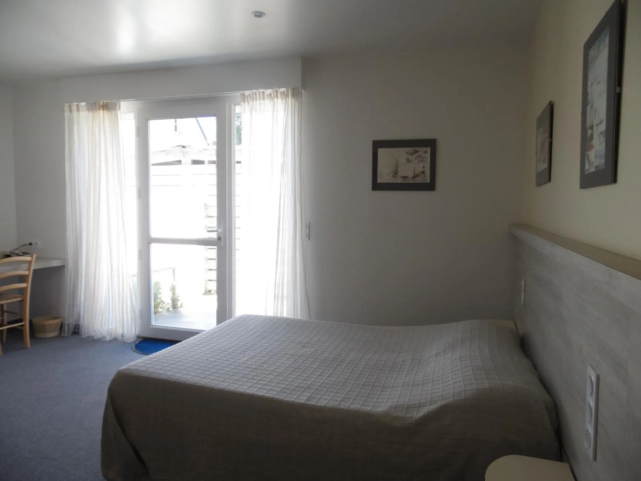 Bed in Hôtel du Petit Matelot