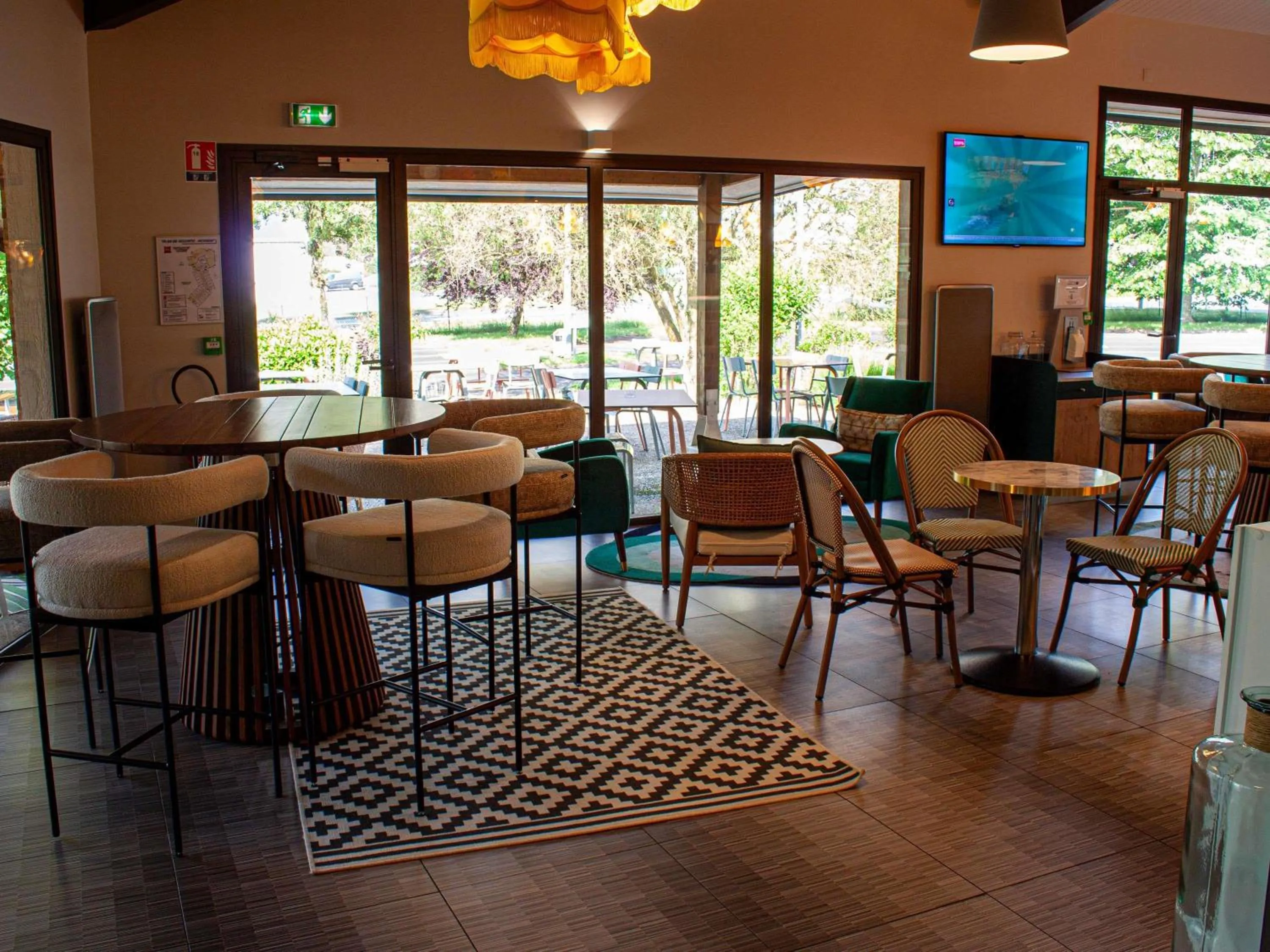 Lounge or bar in ibis Amboise