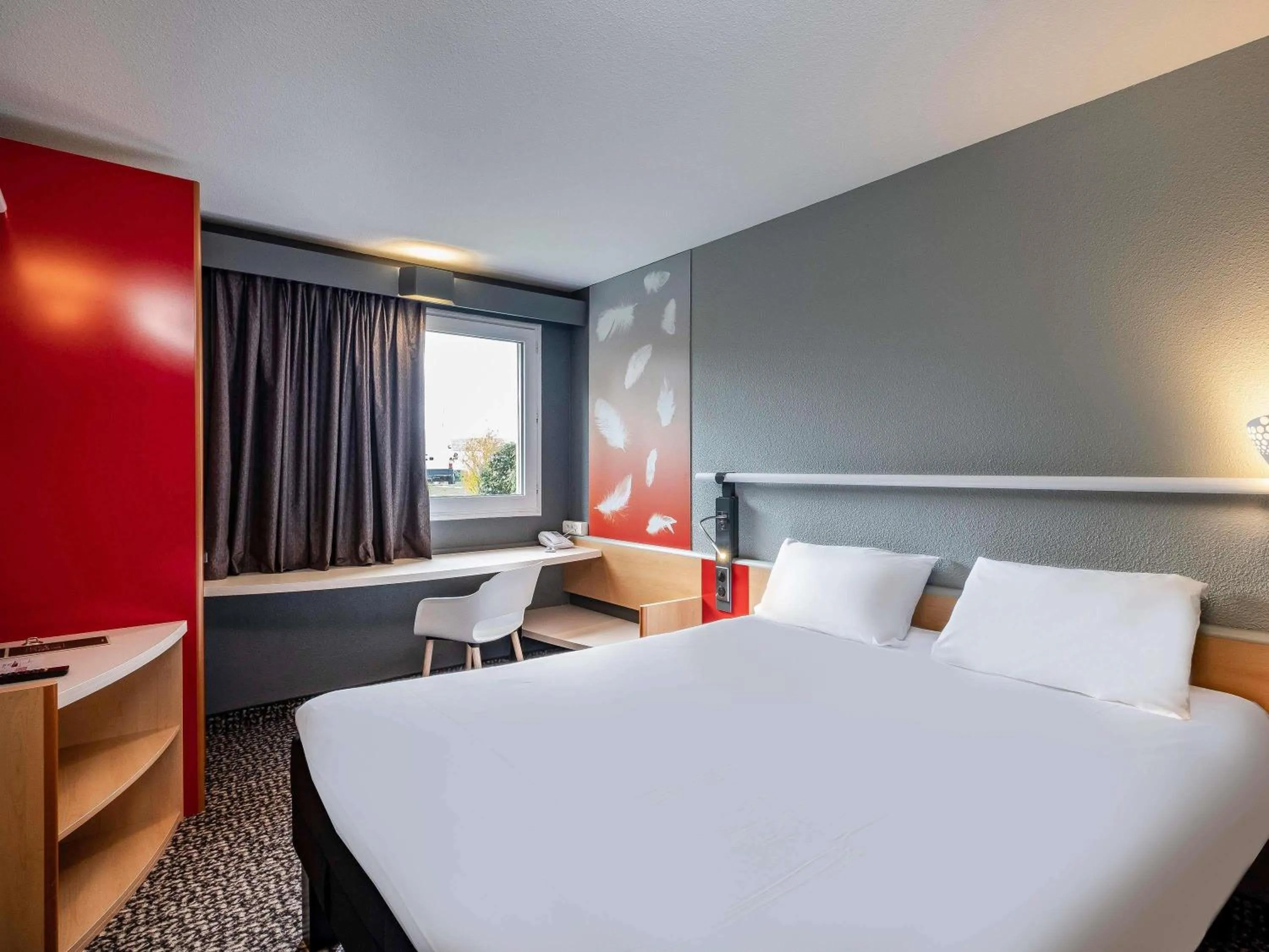 Property building, Bed in ibis Amboise