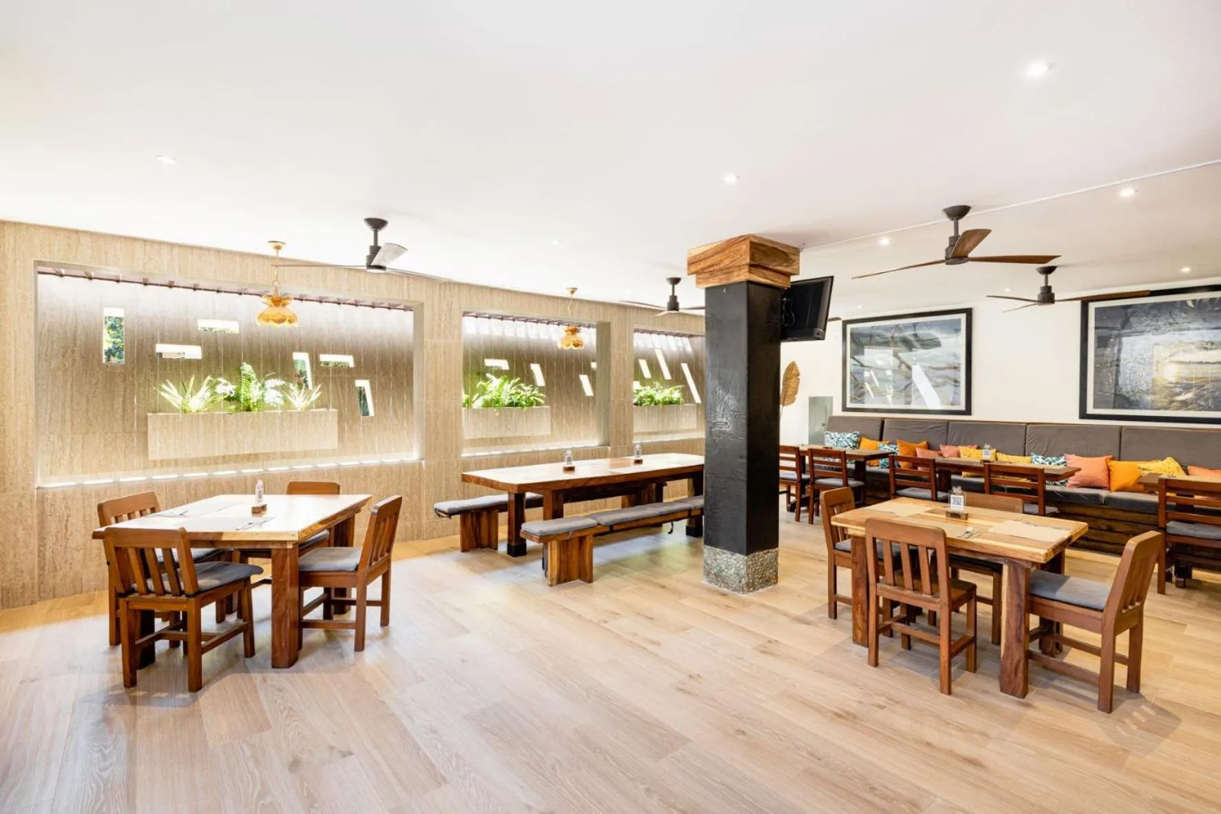 Restaurant/places to eat in Cafe Playa Negra Hotel