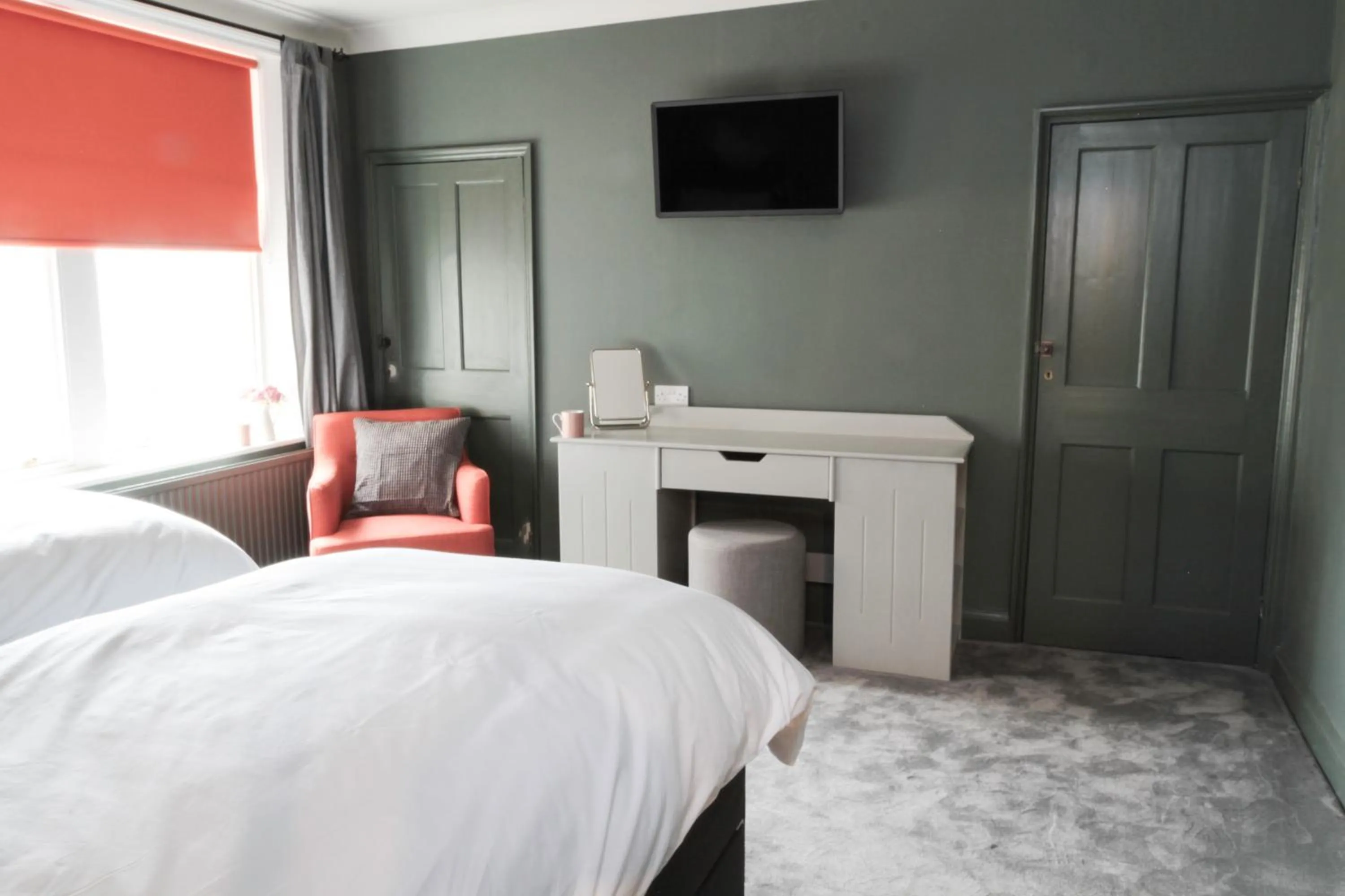 Photo of the whole room, Bed in Number 6