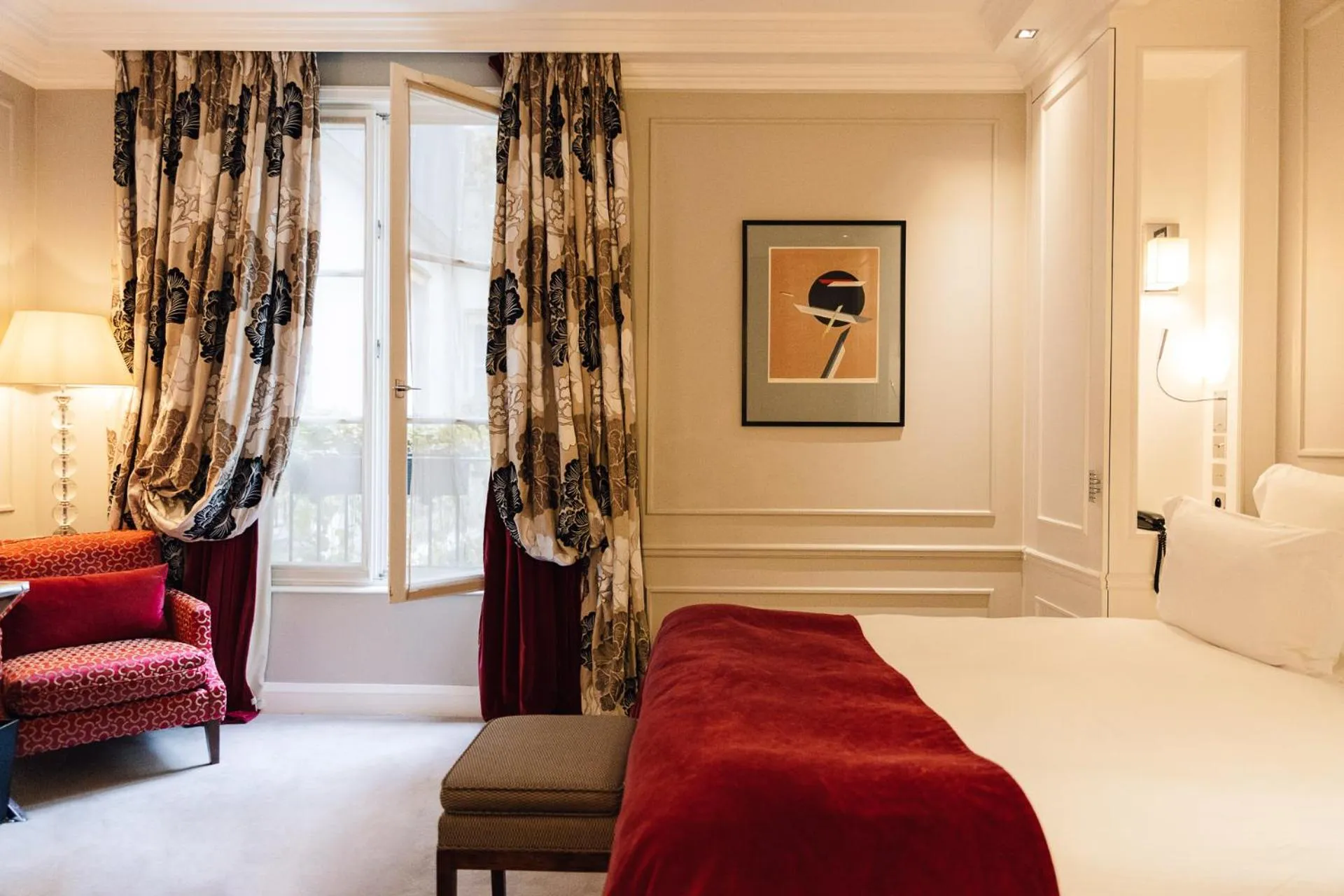 Photo of the whole room, Bed in Le Burgundy Paris