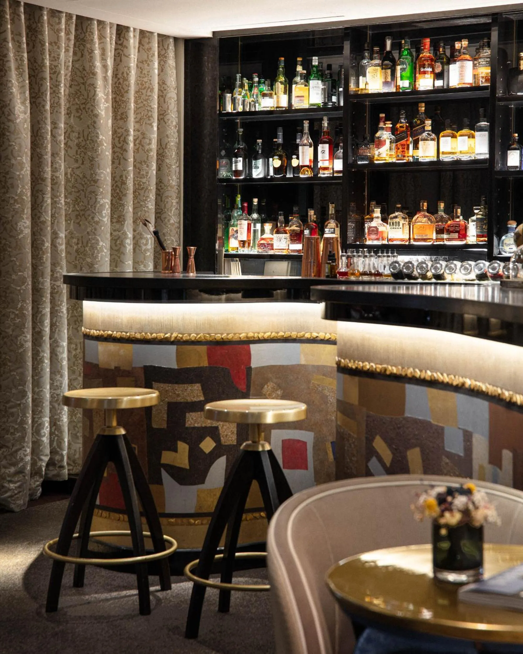Lounge or bar in Le Burgundy Paris