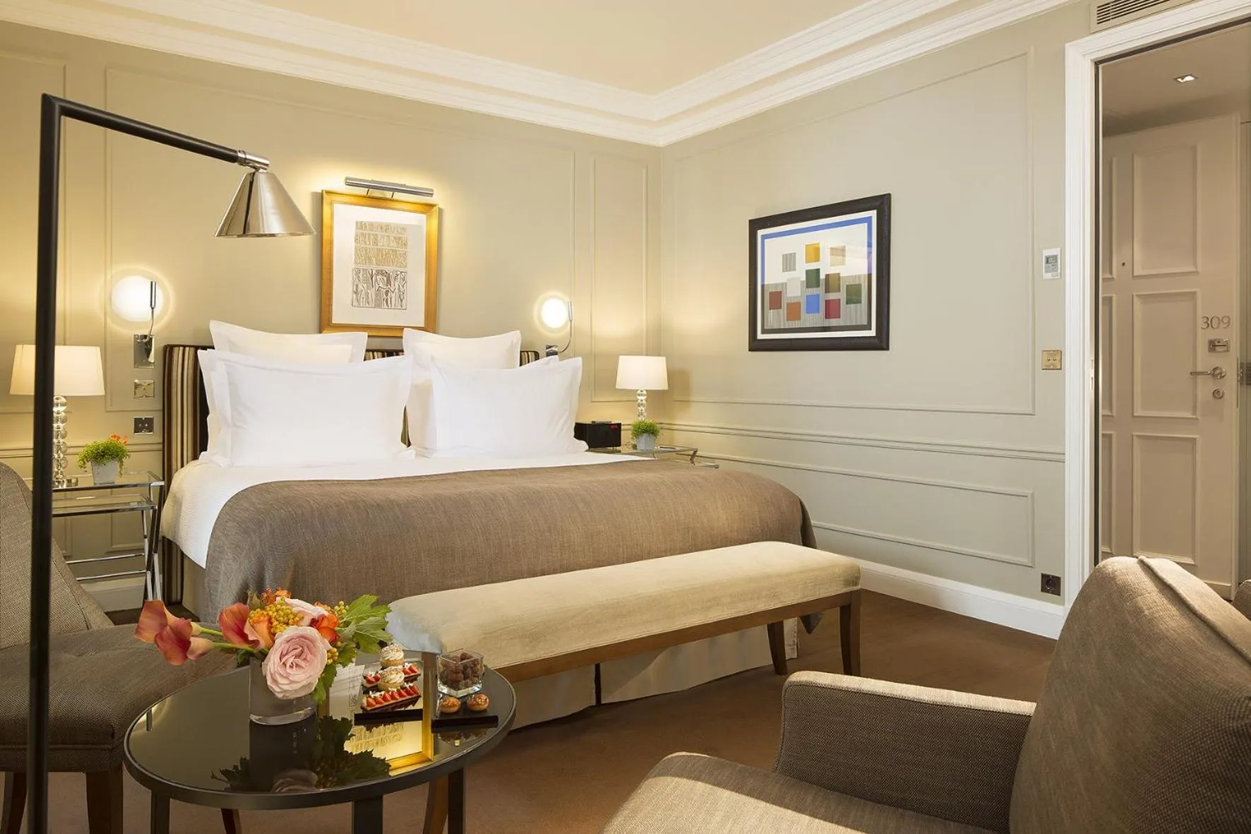 Photo of the whole room, Bed in Le Burgundy Paris