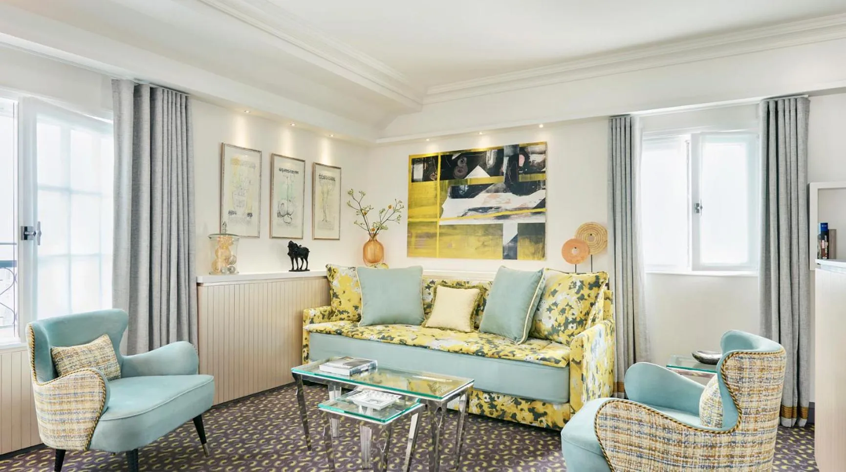 Living room in Le Burgundy Paris