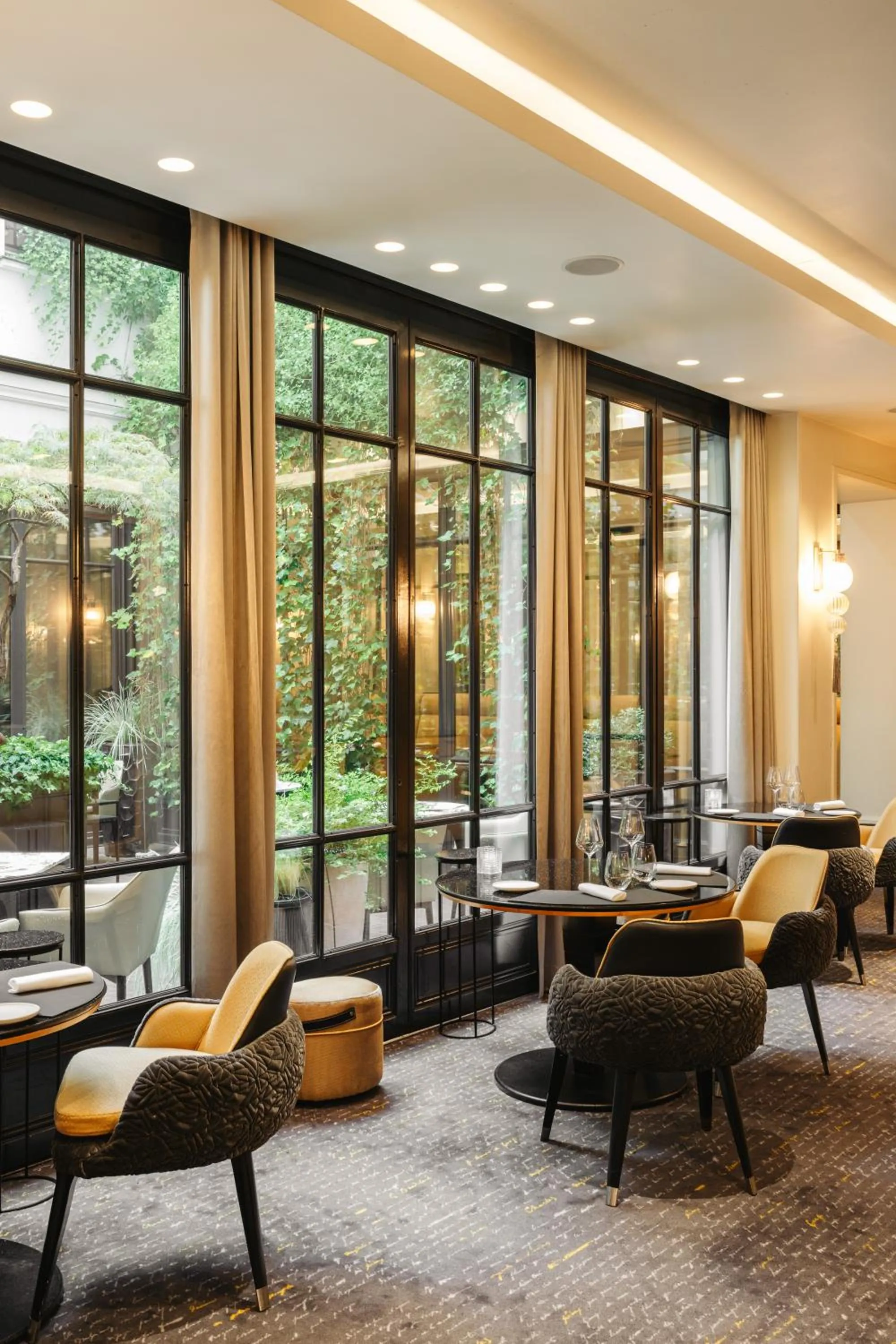 Restaurant/places to eat in Le Burgundy Paris