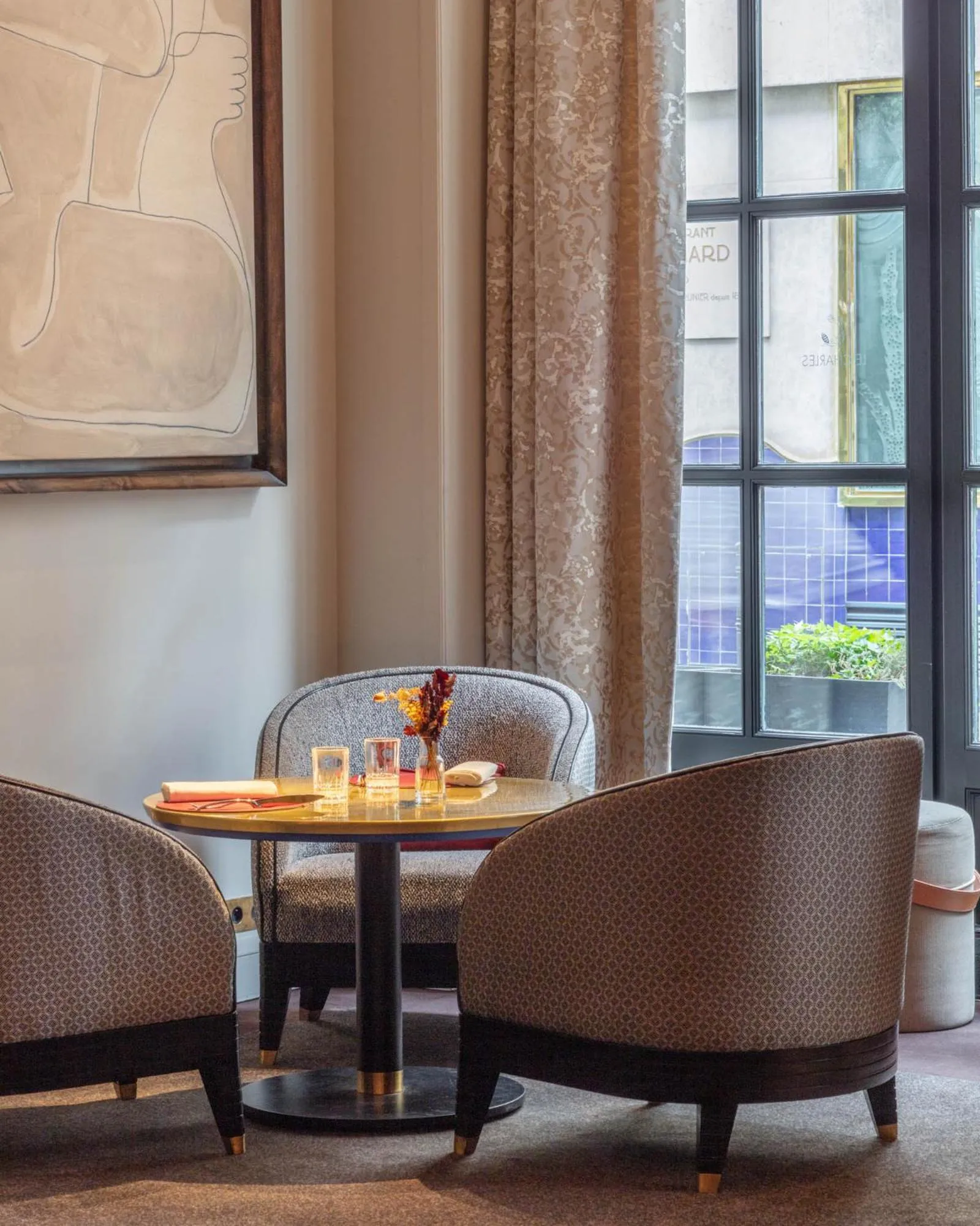 Restaurant/places to eat in Le Burgundy Paris