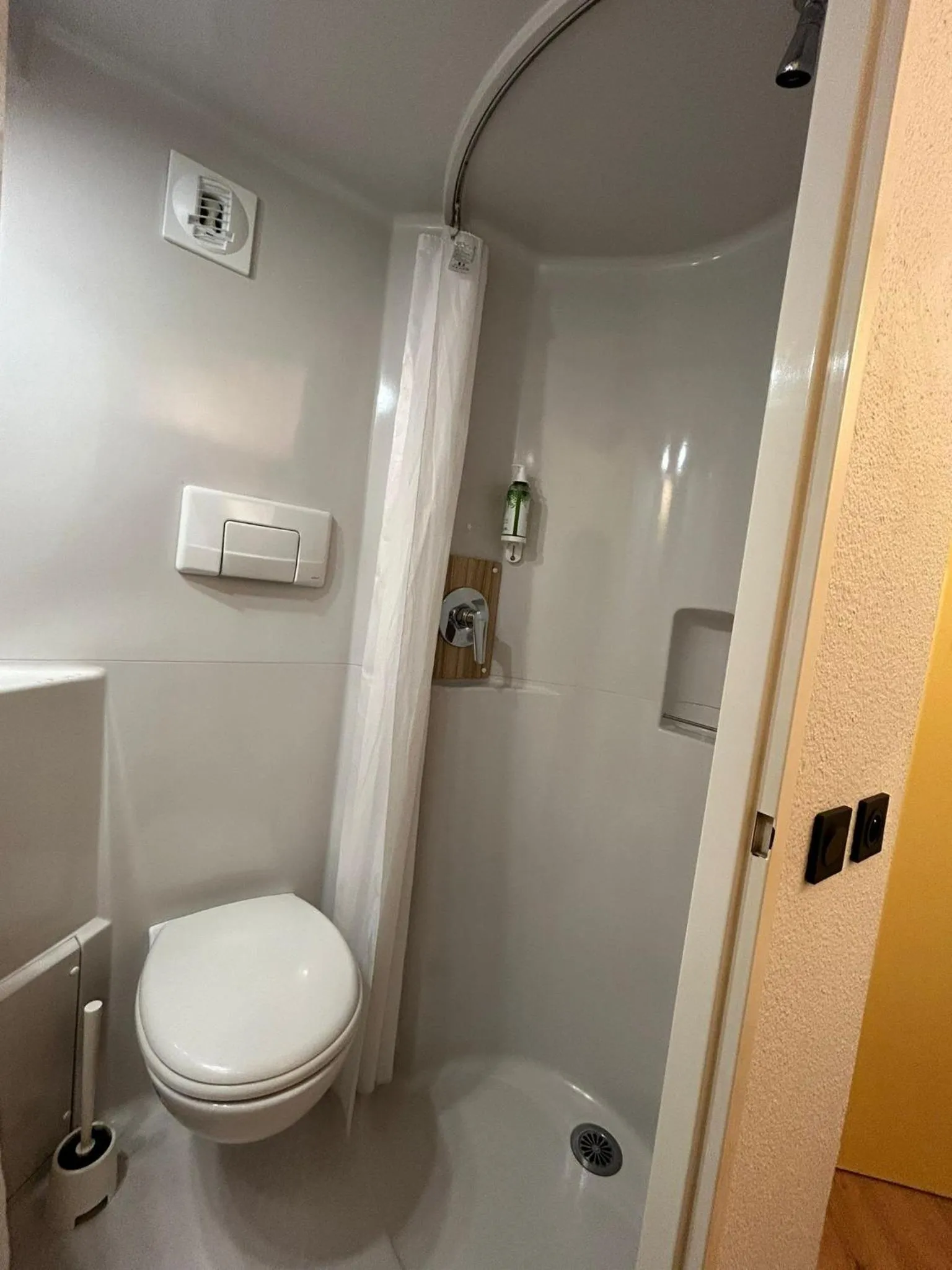 Shower in Hotel Cerise Lens