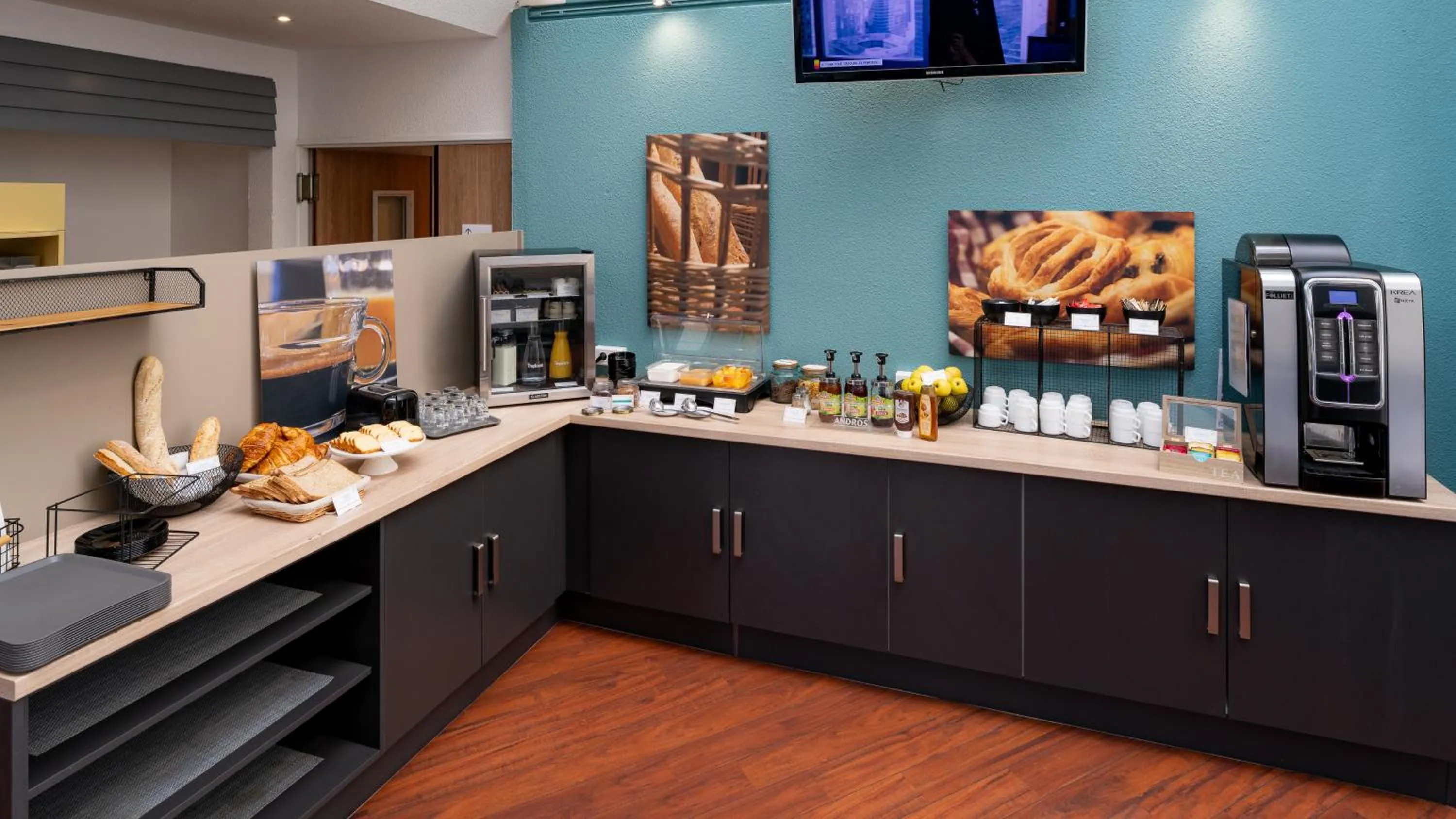 TV and multimedia in KYRIAD ECO LILLE SUD - Noyelles Godault