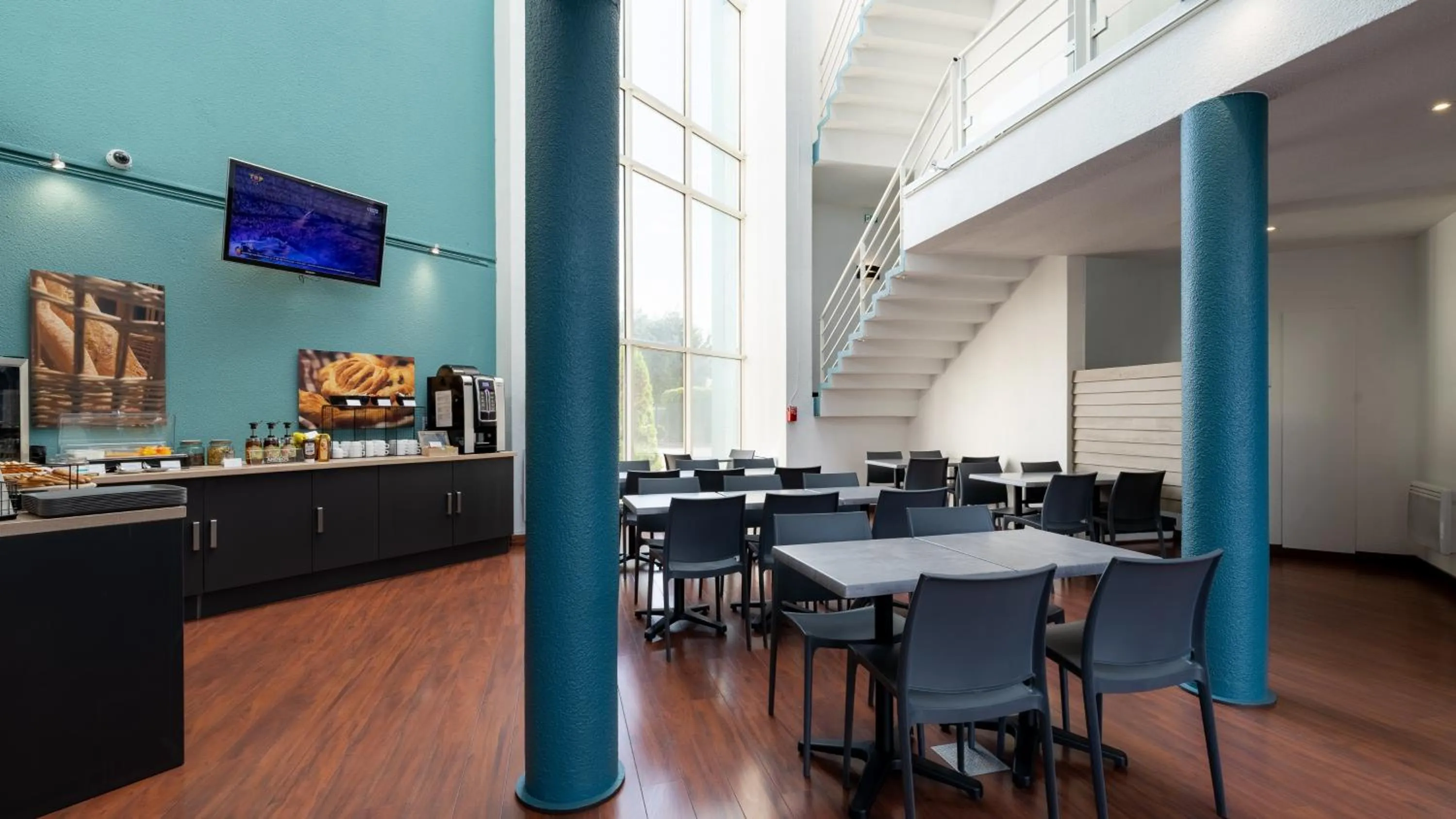 TV and multimedia in KYRIAD ECO LILLE SUD - Noyelles Godault