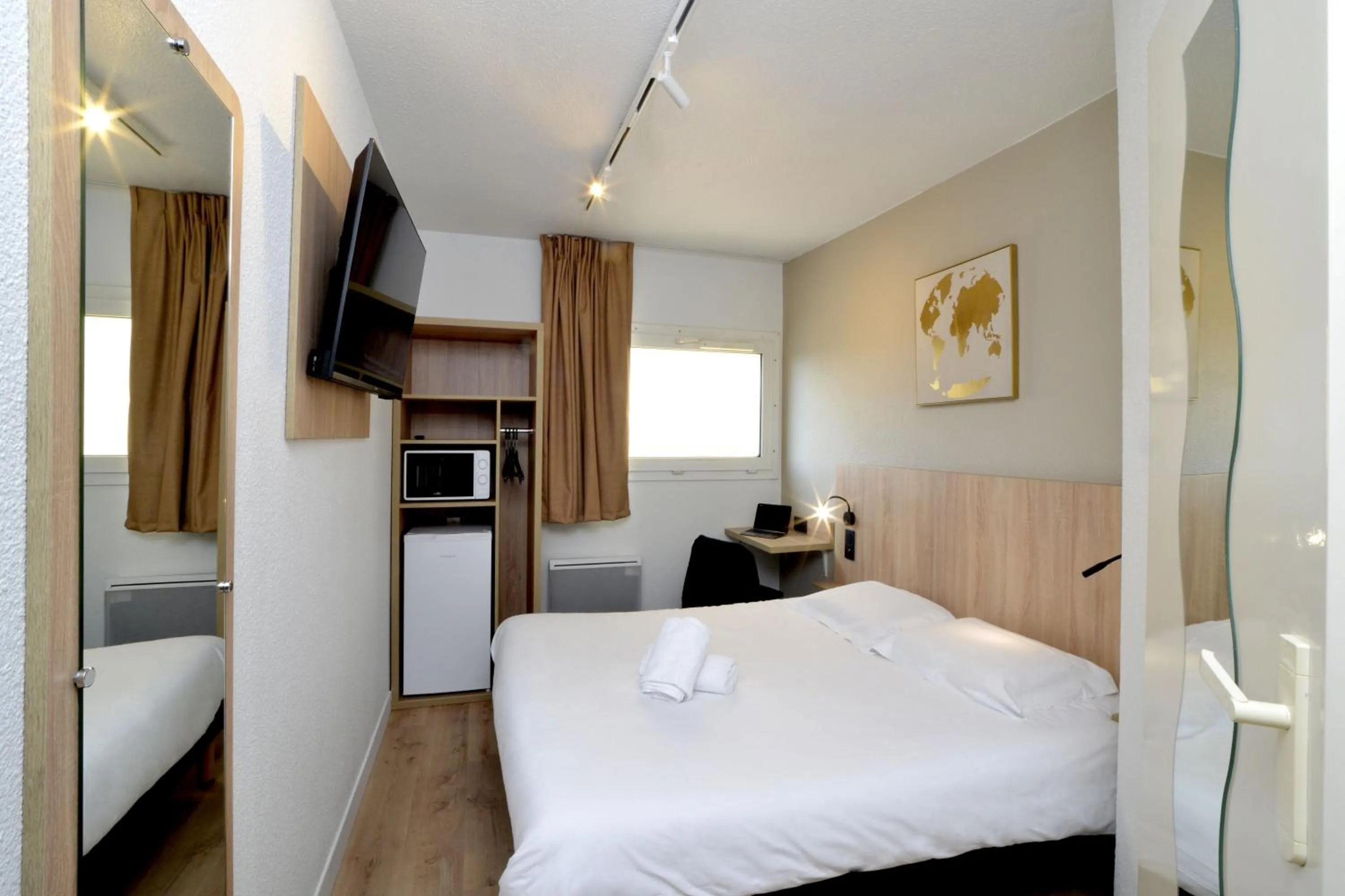 Bedroom, Bed in Hotel Cerise Lens