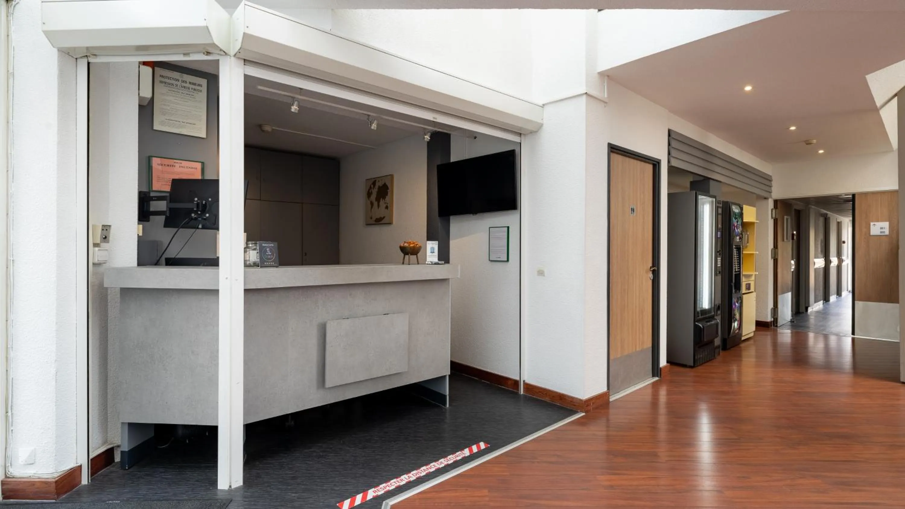 TV and multimedia in KYRIAD ECO LILLE SUD - Noyelles Godault