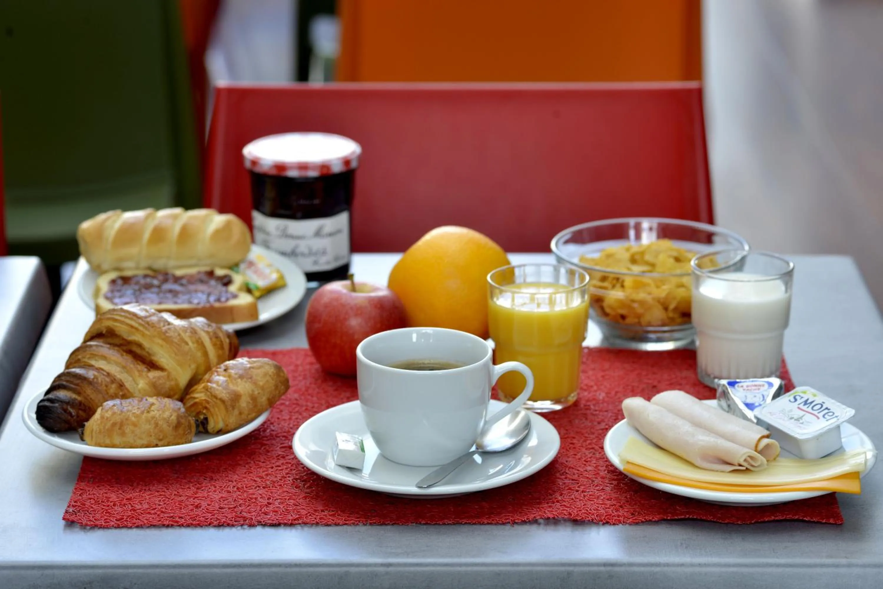 Breakfast in Hotel Cerise Lens