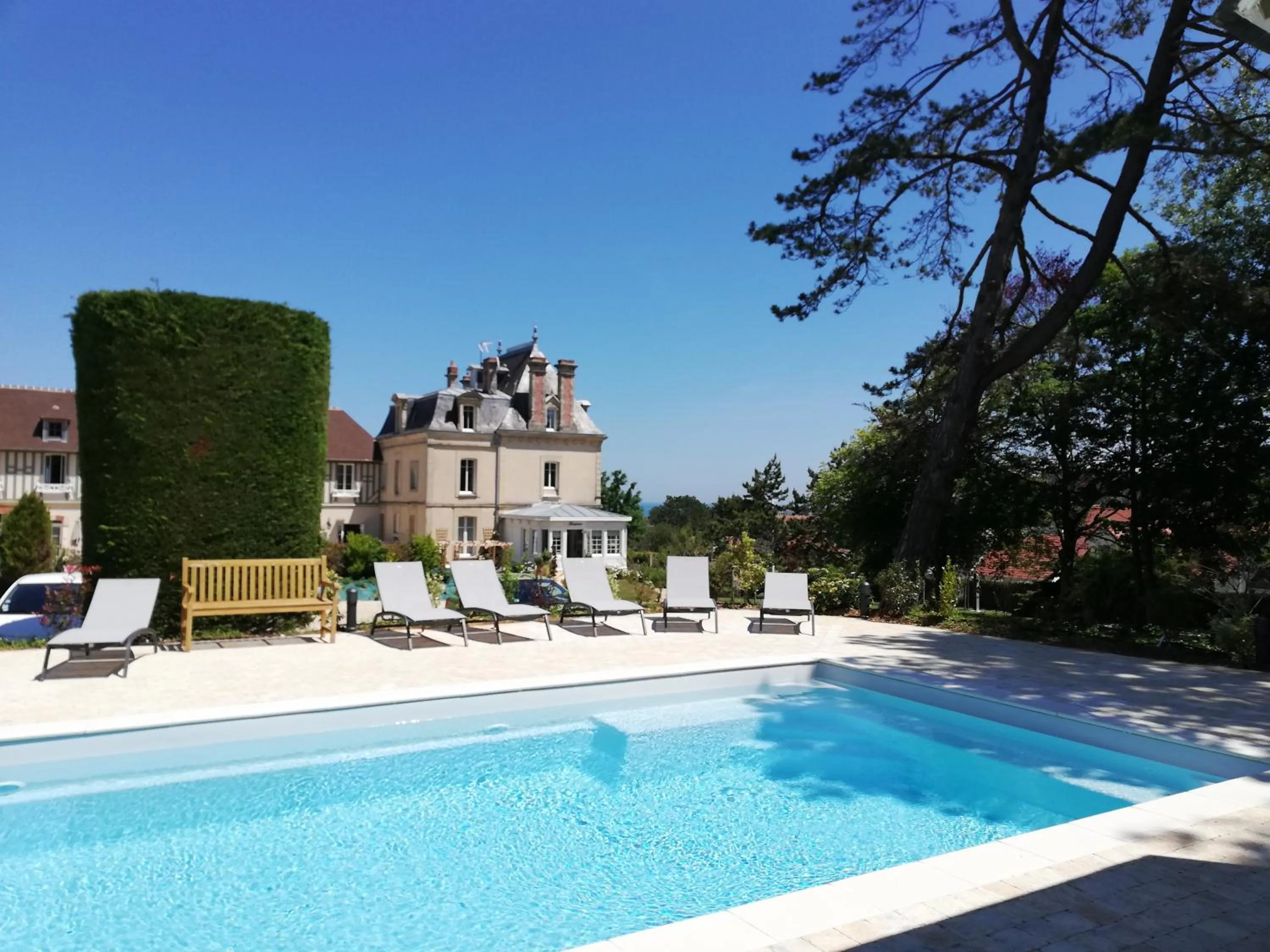 Swimming pool in Les Villas d'Arromanches, Teritoria