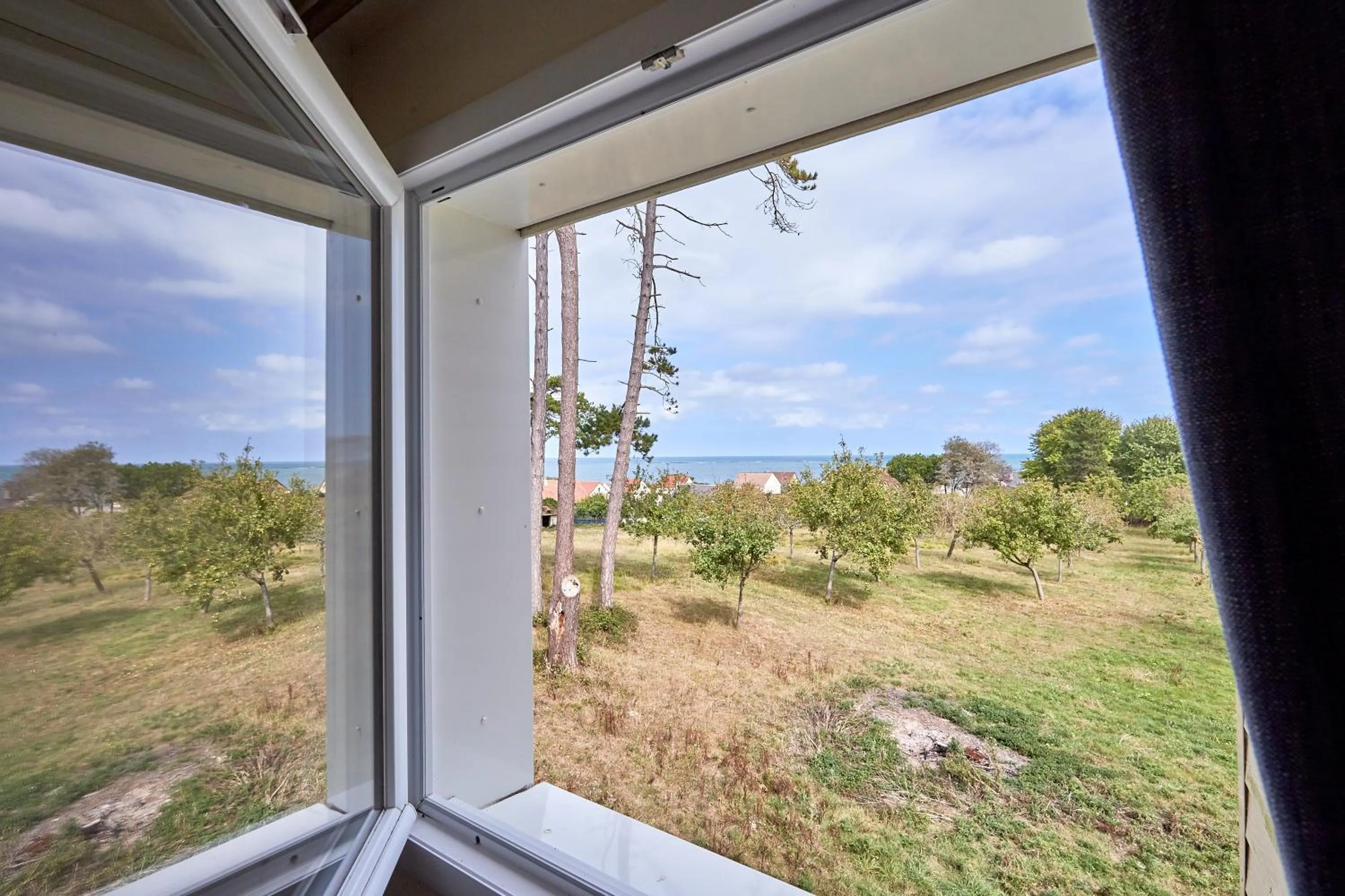 Natural landscape in Les Villas d'Arromanches, Teritoria