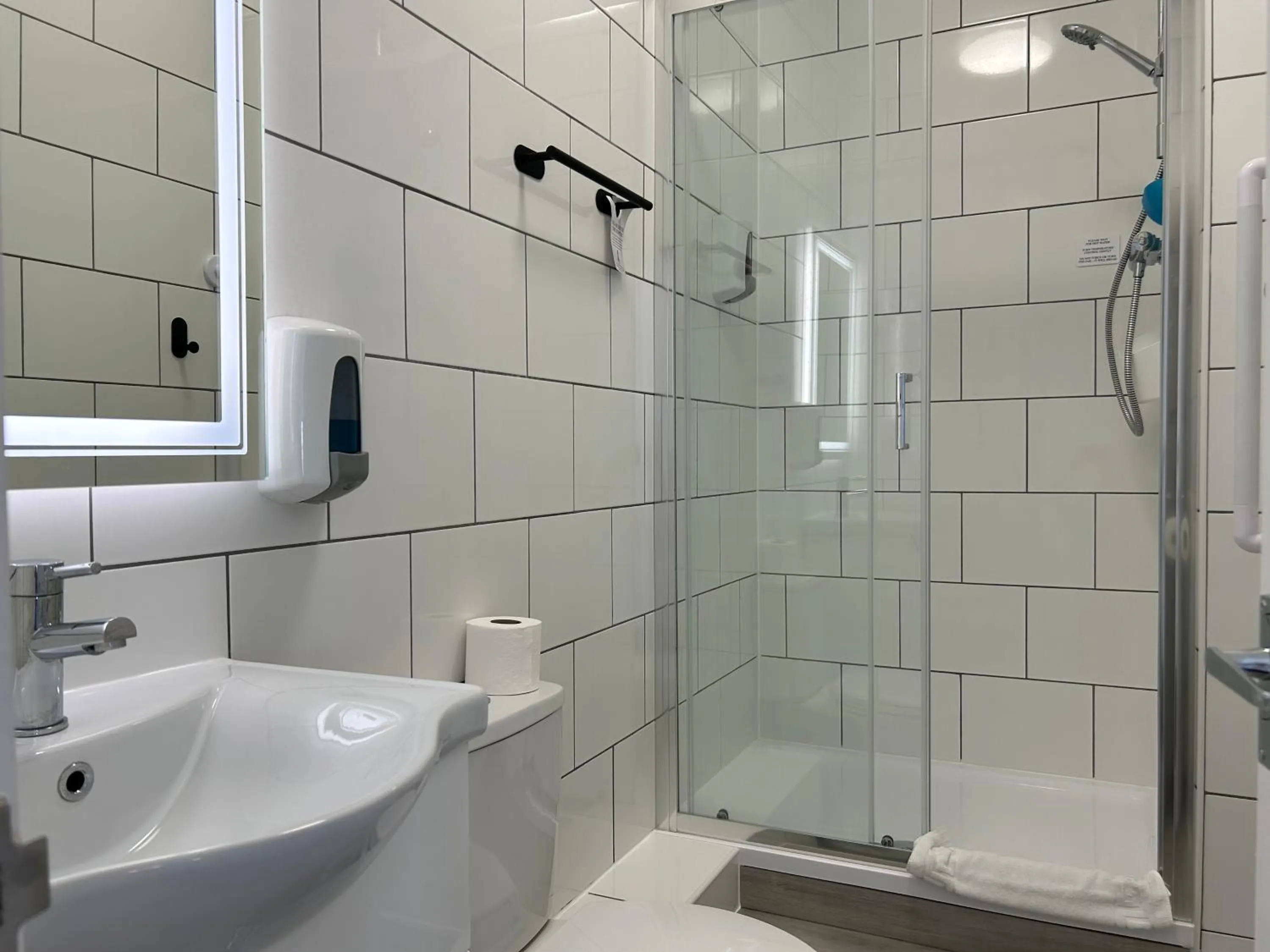 Shower in The Royal Clarence Hotel (on the Seafront)