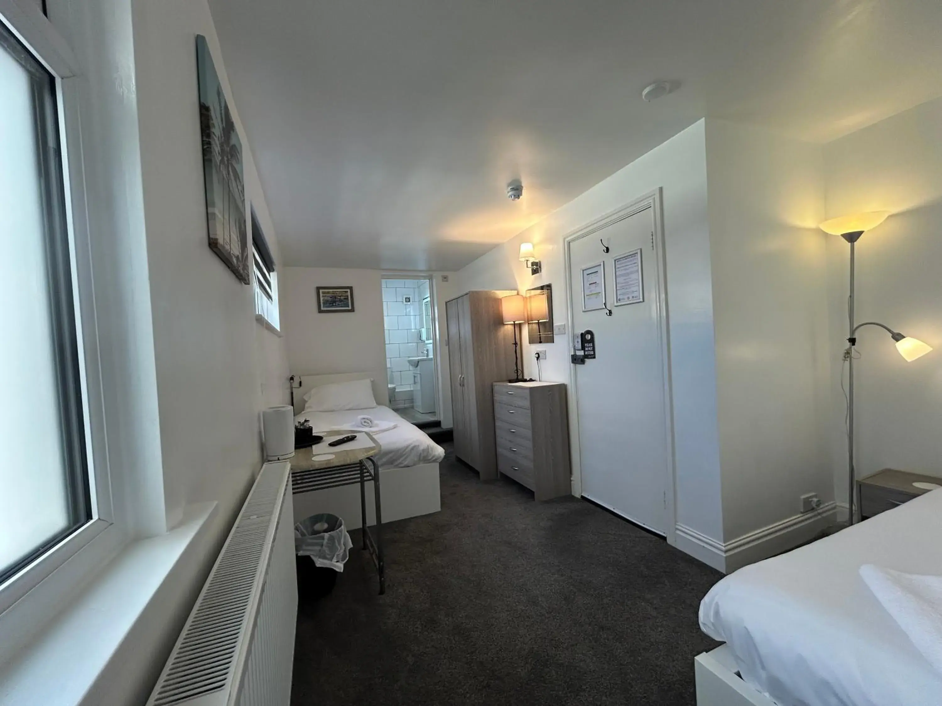 Twin Room with Bathroom in The Royal Clarence Hotel (on the Seafront) Twin Room with Bathroom in The Royal Clarence Hotel (on the Seafront)