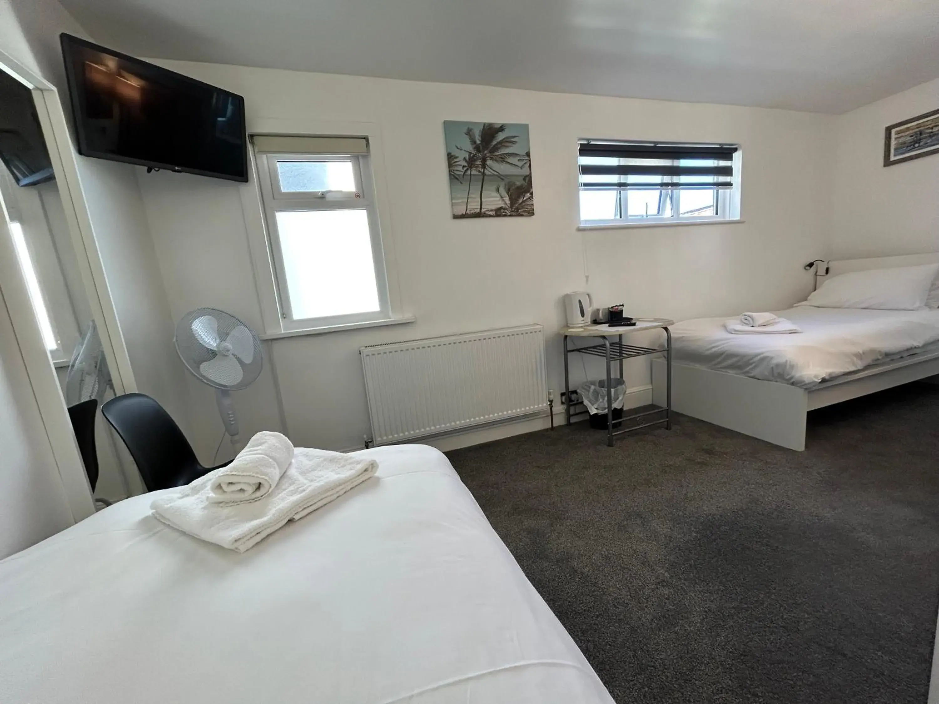 Twin Room with Bathroom in The Royal Clarence Hotel (on the Seafront) Twin Room with Bathroom in The Royal Clarence Hotel (on the Seafront)
