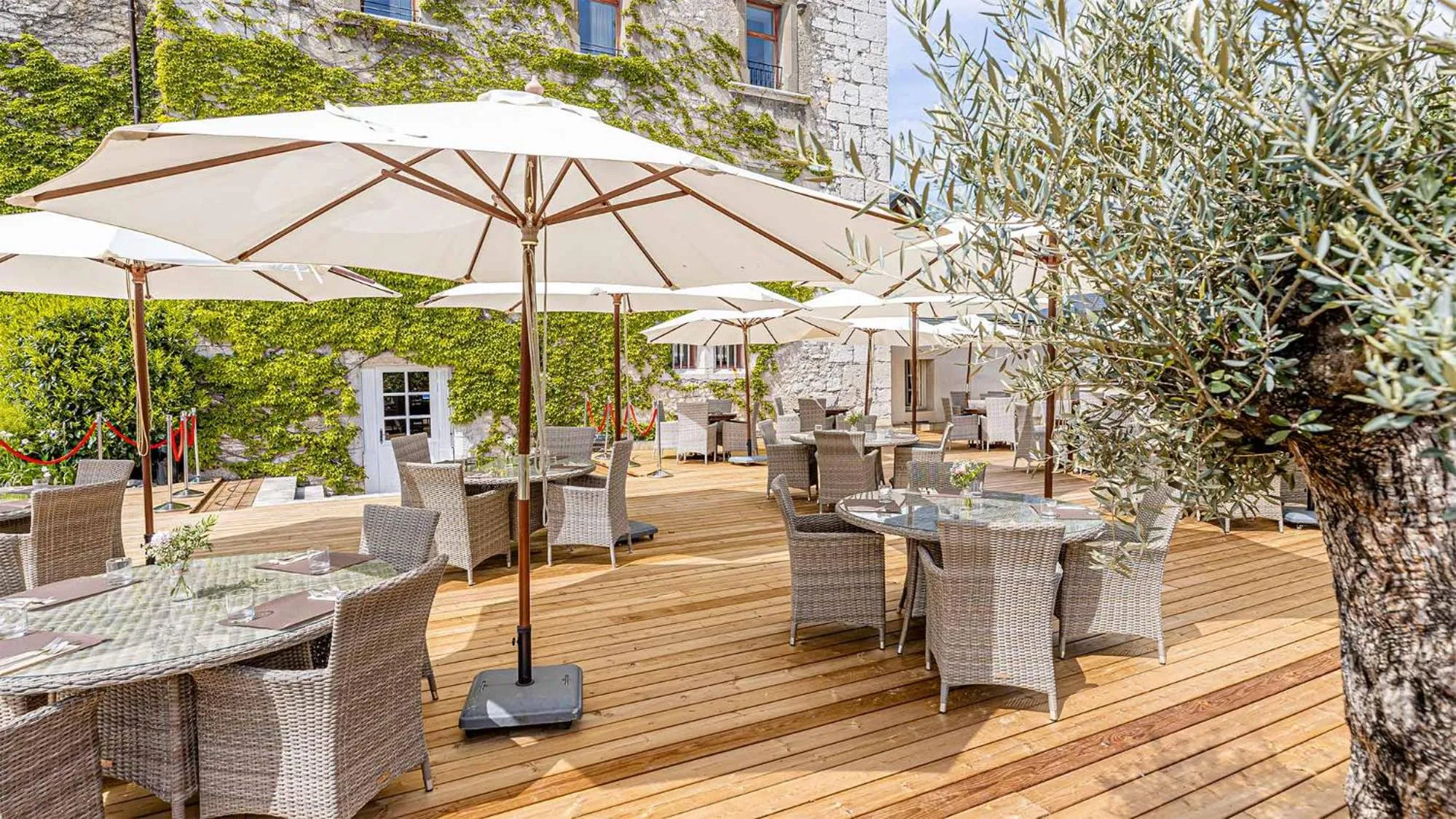 Restaurant/places to eat in Château de Candie