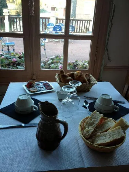 Breakfast in Restaurant & Chambres d'Hôtes L'Eau Vive