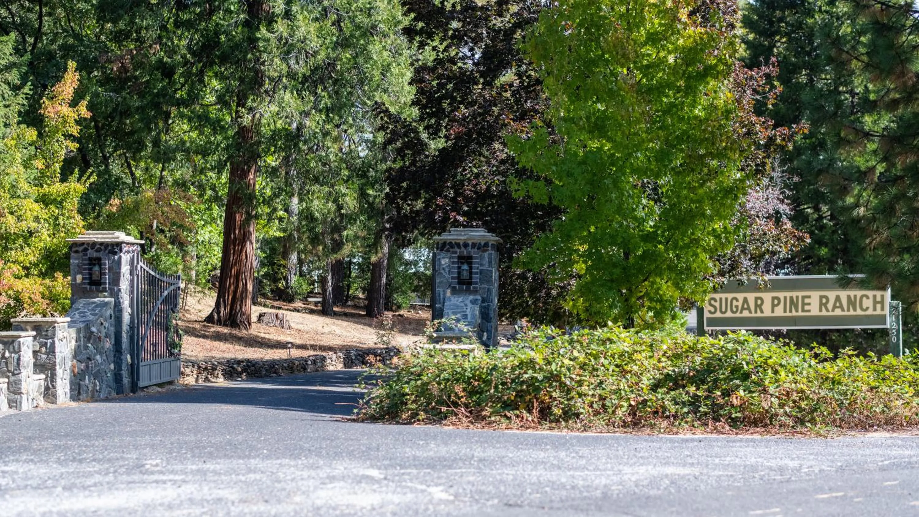 Facade/entrance in Inn at Sugar Pine Ranch