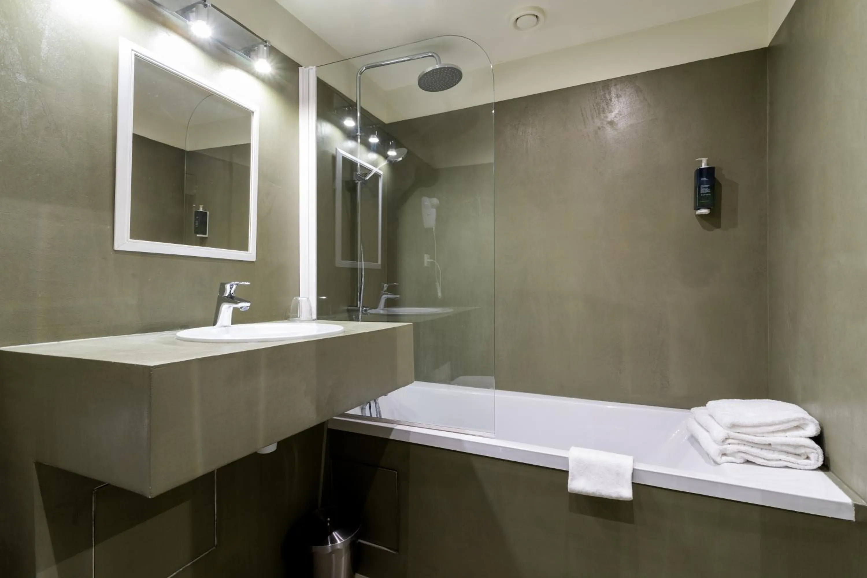 Bathroom in Brueghel