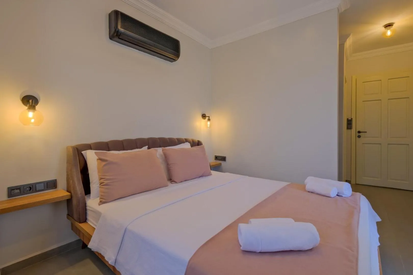Photo of the whole room, Bed in Ciello Suites Hotel