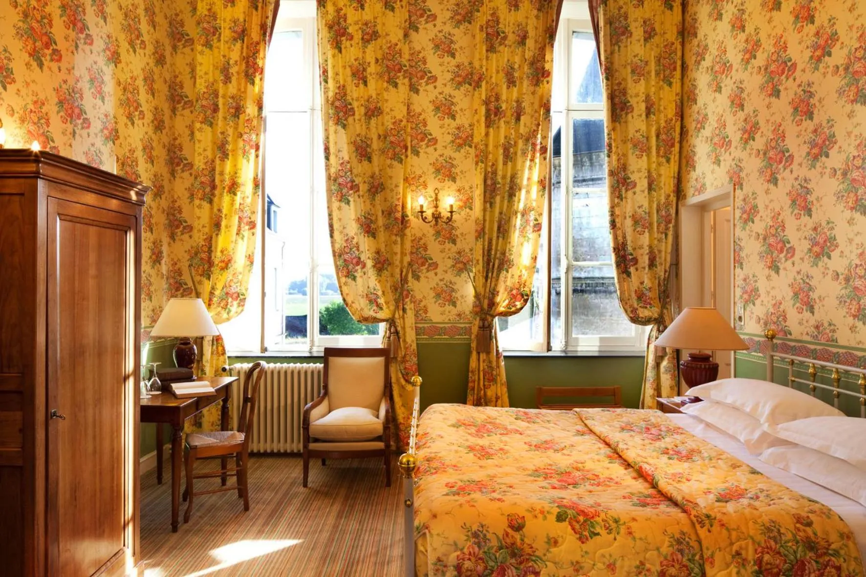 Photo of the whole room, Bed in La Chartreuse Du Val Saint Esprit
