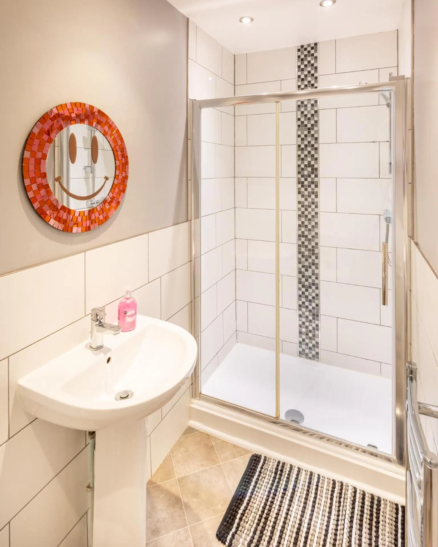 Shower in The Railway Inn MK - Victorian 3-Bedroom Home with Sauna, Jacuzzi Bath, FAST WI-FI & Free Parking