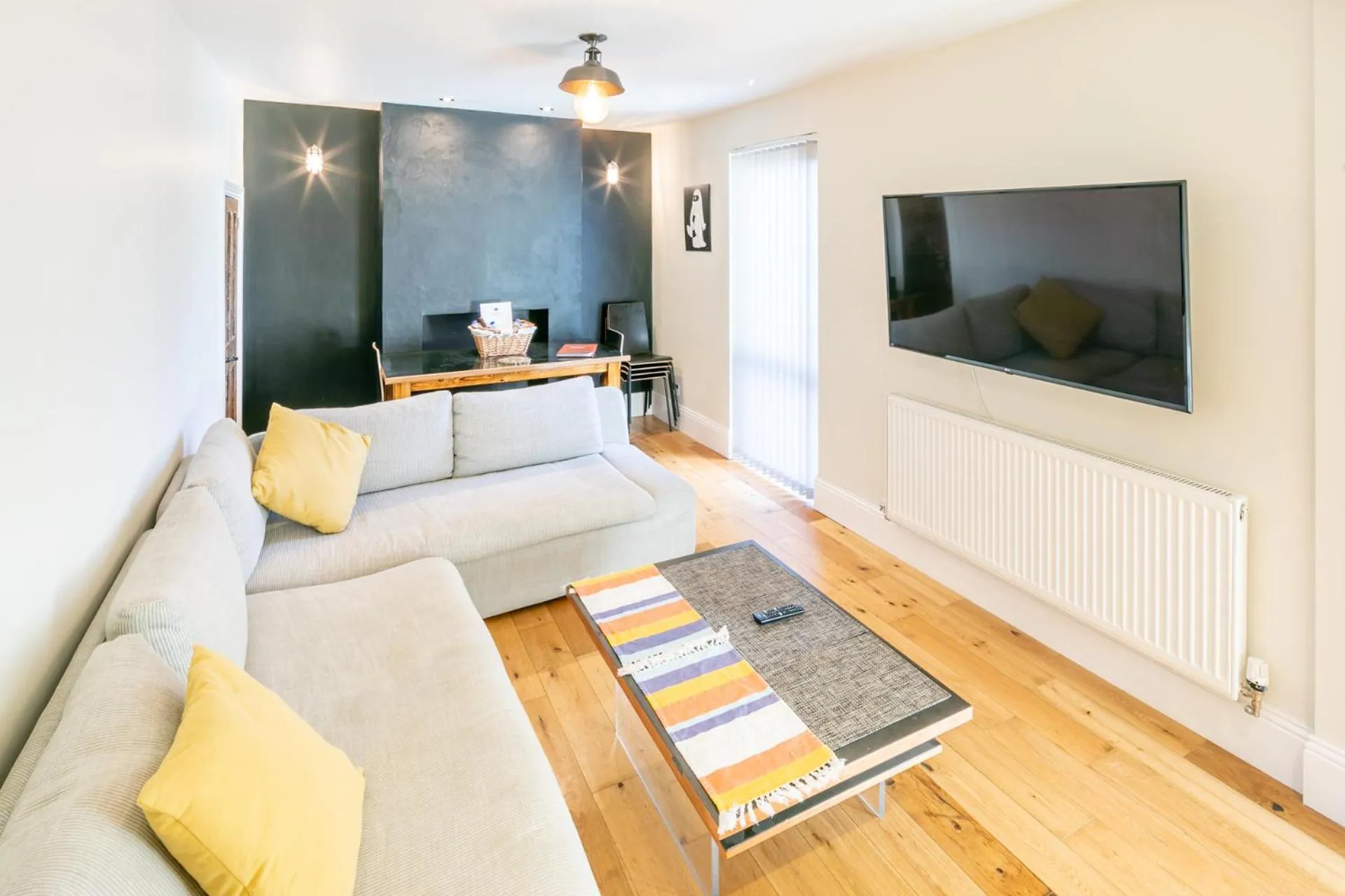 Communal lounge/ TV room in The Railway Inn MK - Victorian 3-Bedroom Home with Sauna, Jacuzzi Bath, FAST WI-FI & Free Parking