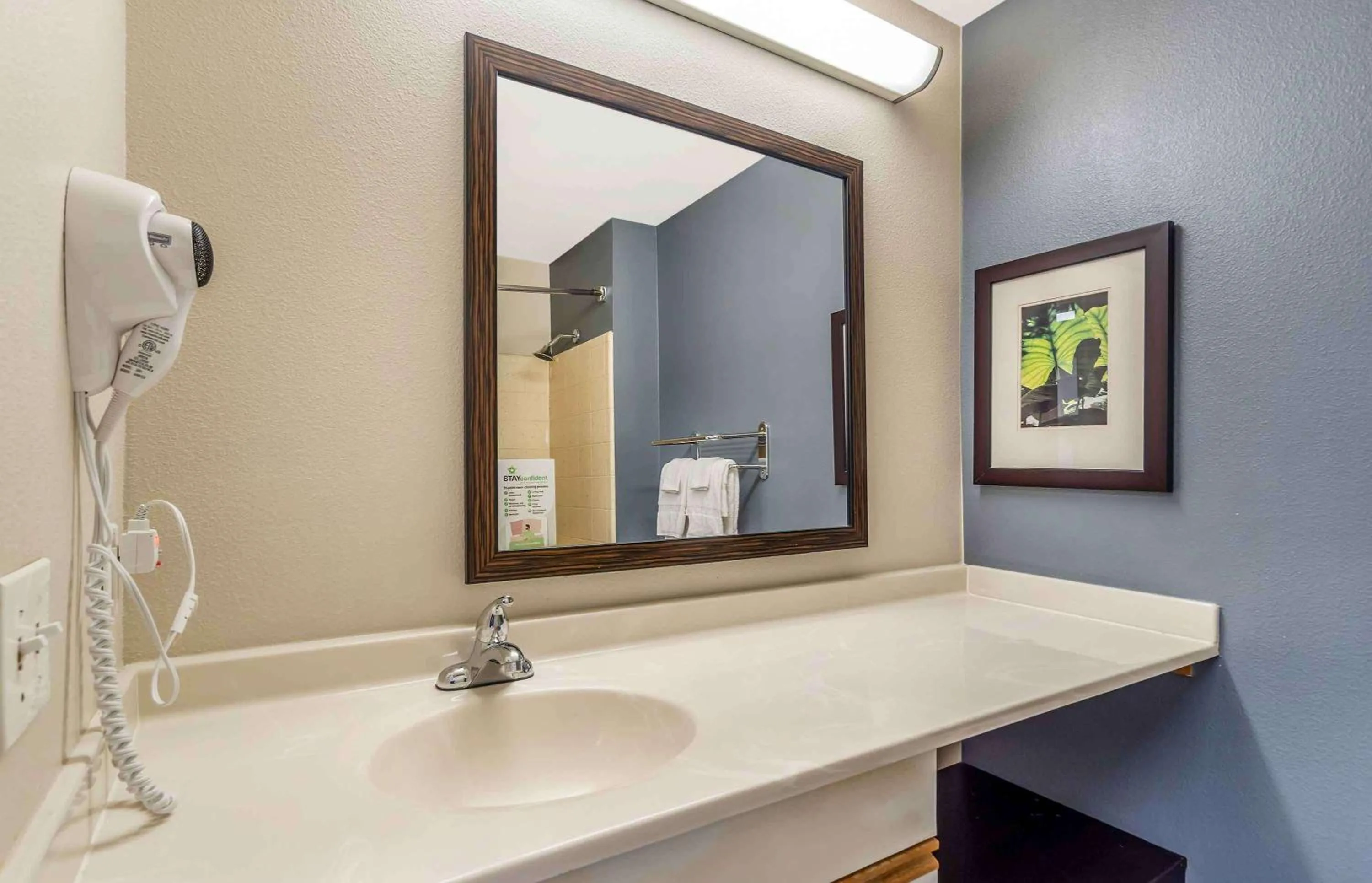 Bathroom in Extended Stay America Select Suites - Chicago - Naperville - East