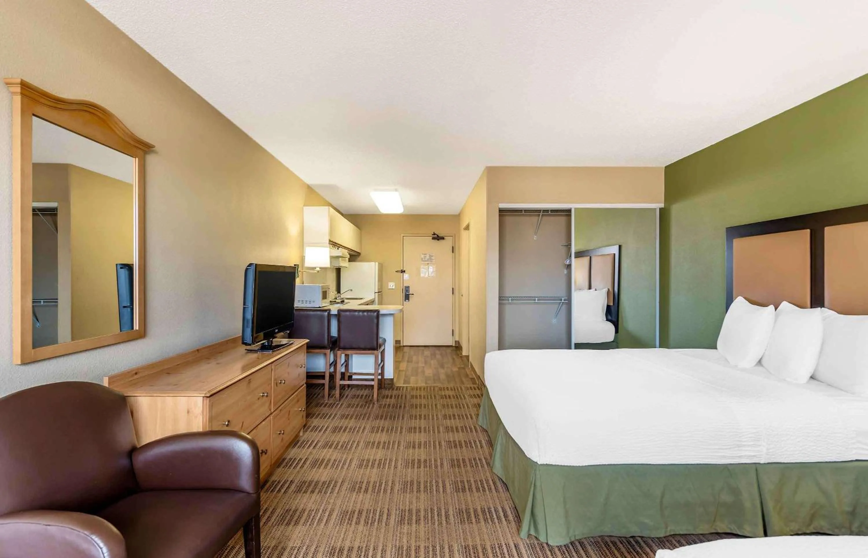 Bedroom, Bed in Extended Stay America Select Suites - Chicago - Naperville - East