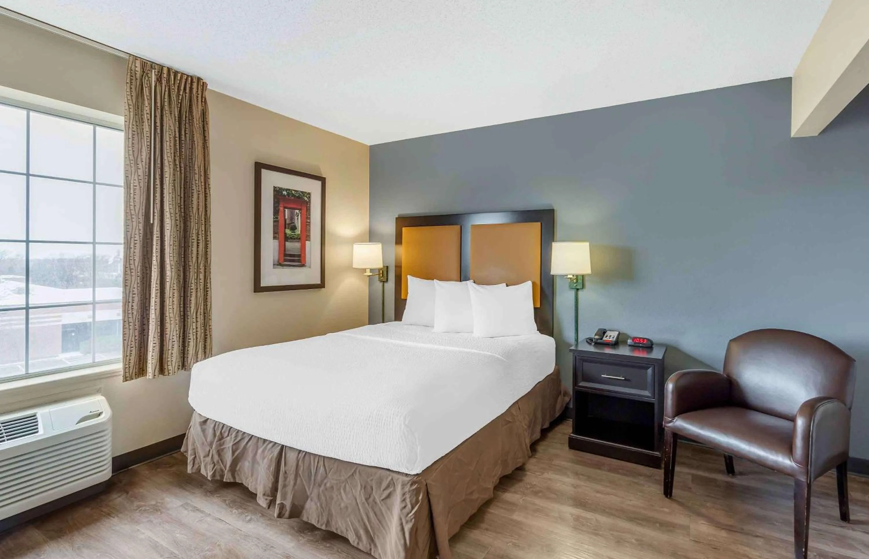 Bedroom, Bed in Extended Stay America Select Suites - Chicago - Naperville - East