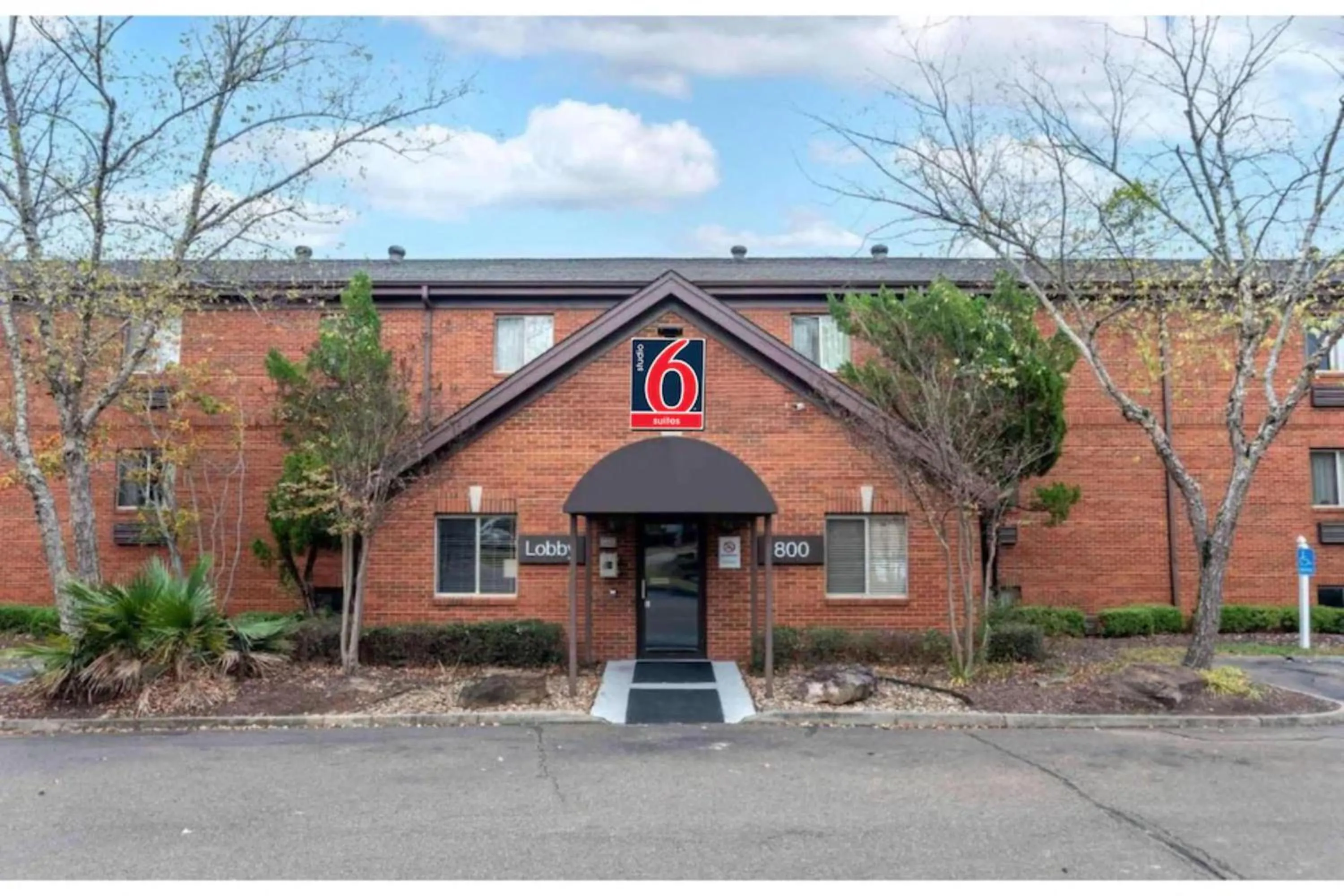 Facade/entrance in Studio 6 Suites Jackson Ridgeland MS