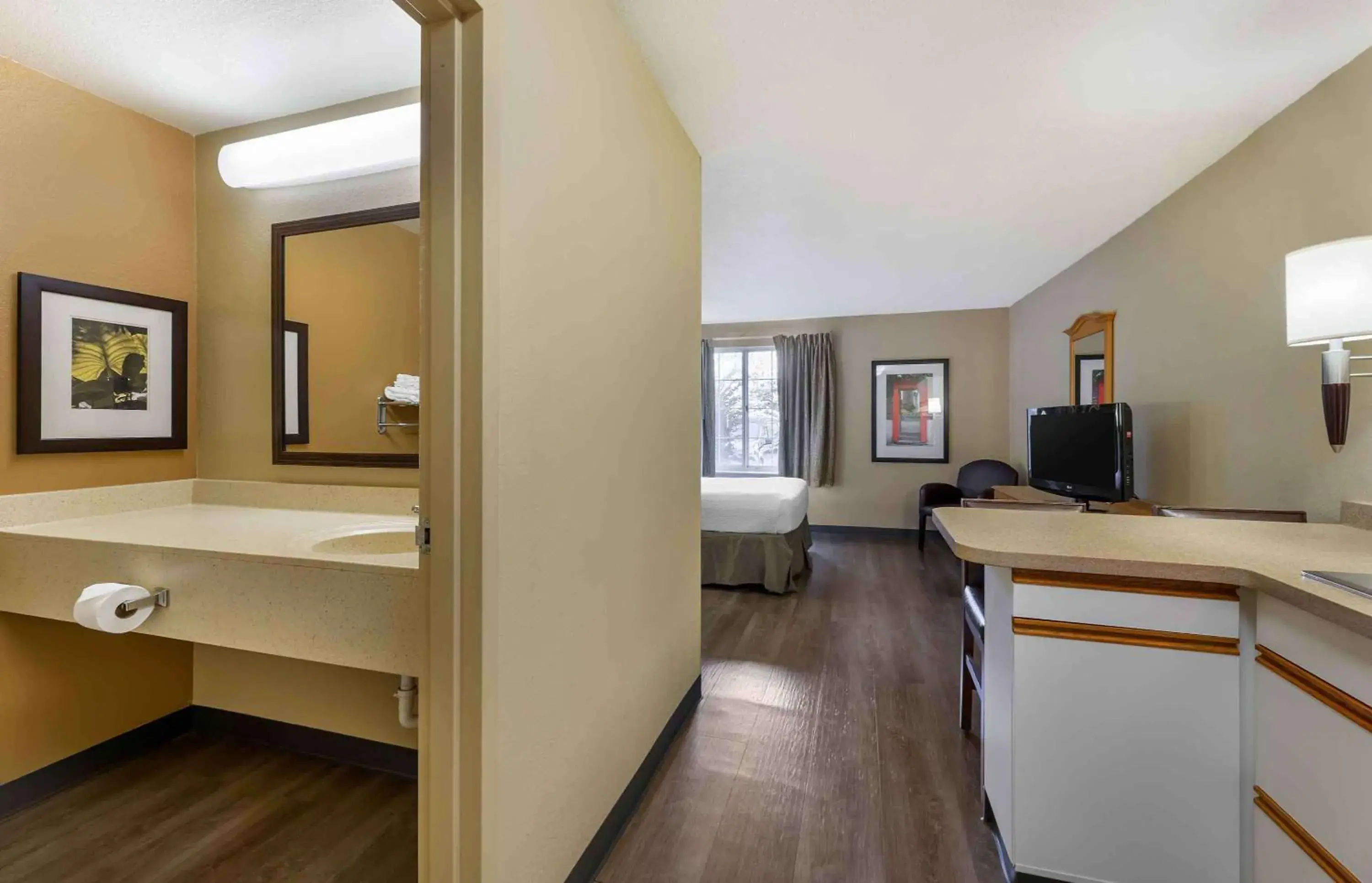 Bedroom, Bed in Extended Stay America Suites - Cleveland - Airport - North Olmsted Bedroom, Bed in Extended Stay America Suites - Cleveland - Airport - North Olmsted