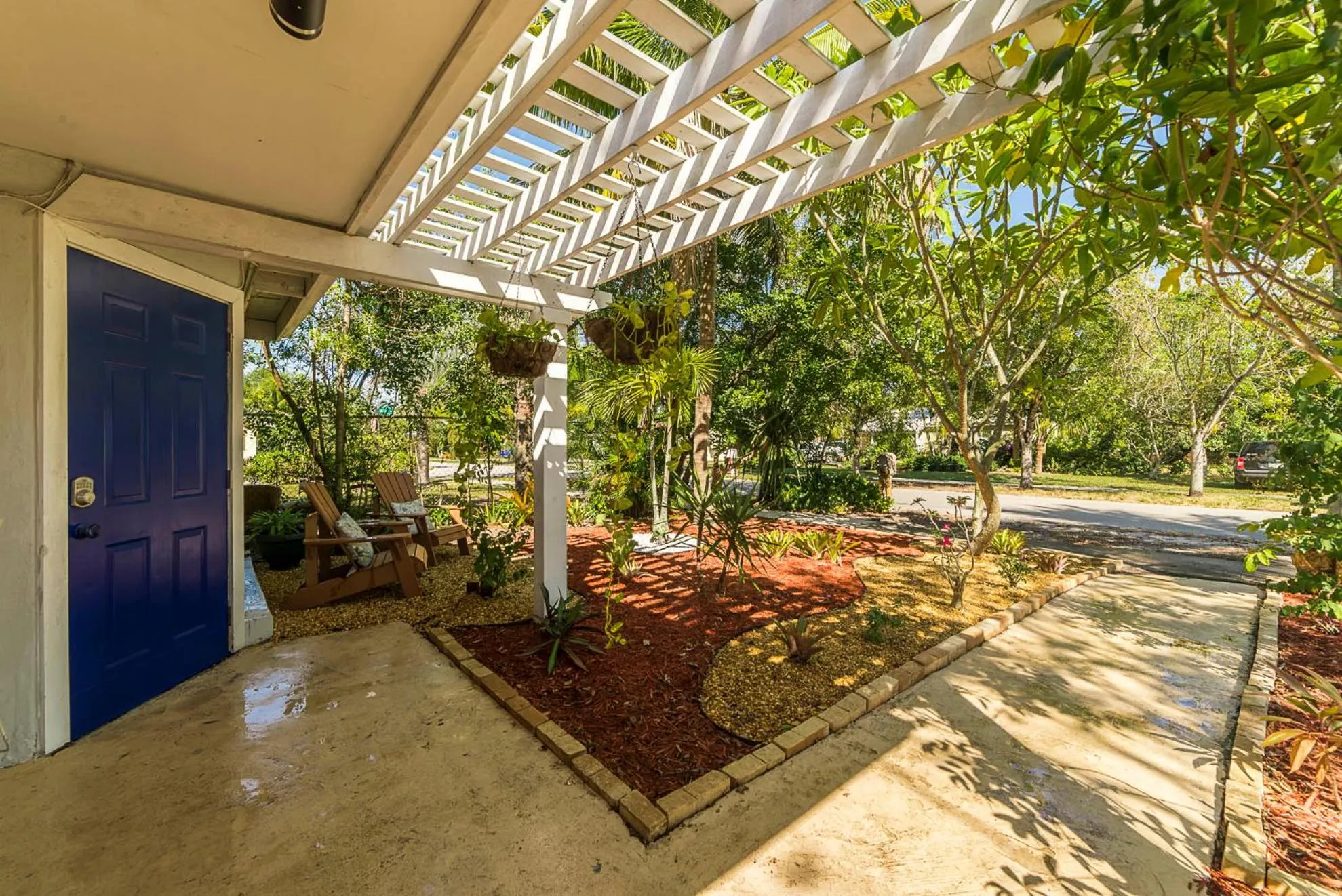 Facade/entrance in The Blue Door Inn