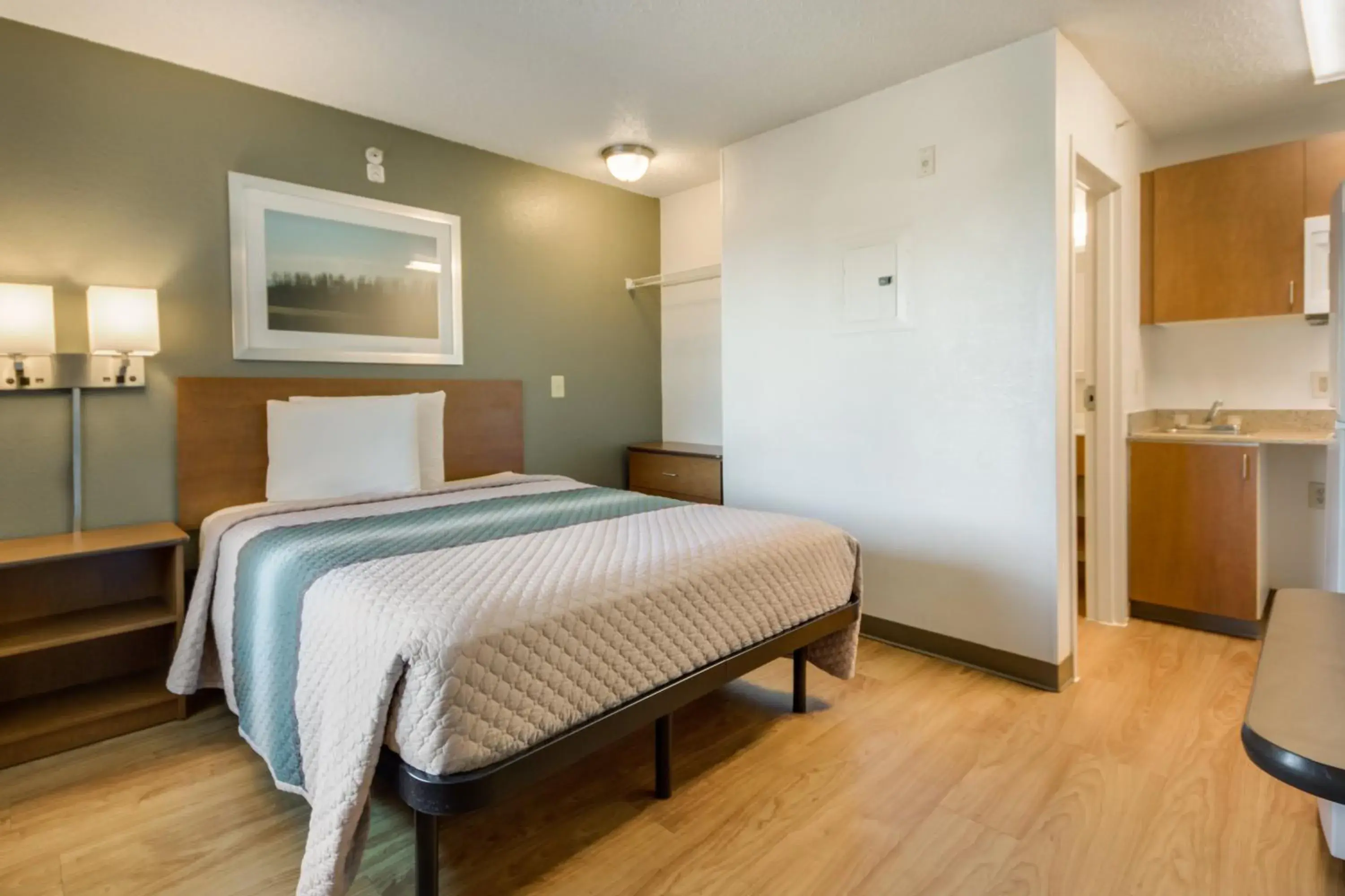 Studio Queen Room Disability Access Non-Smoking in HomeTowne Studios by Red Roof Dallas - Mesquite Studio Queen Room Disability Access Non-Smoking in HomeTowne Studios by Red Roof Dallas - Mesquite