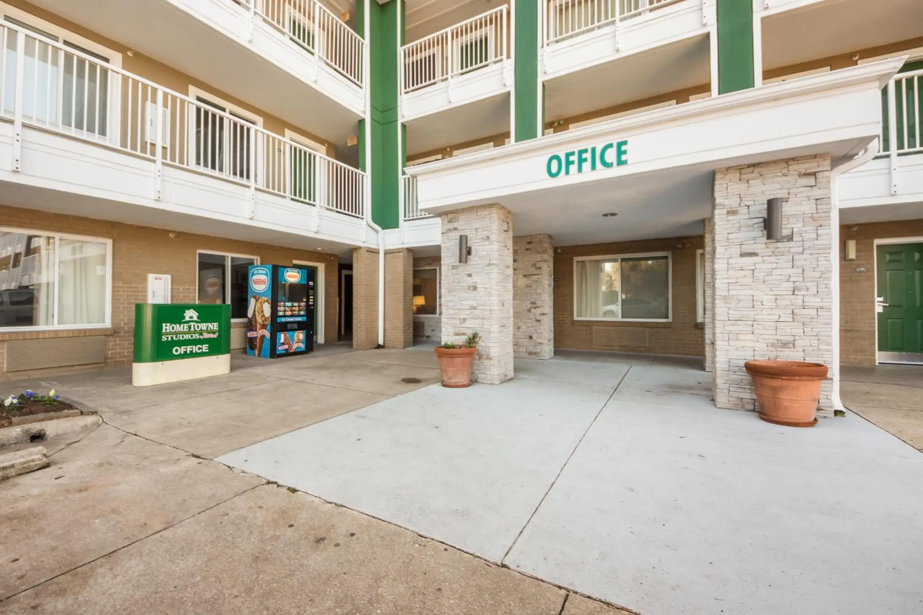 Property building in HomeTowne Studios by Red Roof Dallas - Mesquite Property building in HomeTowne Studios by Red Roof Dallas - Mesquite