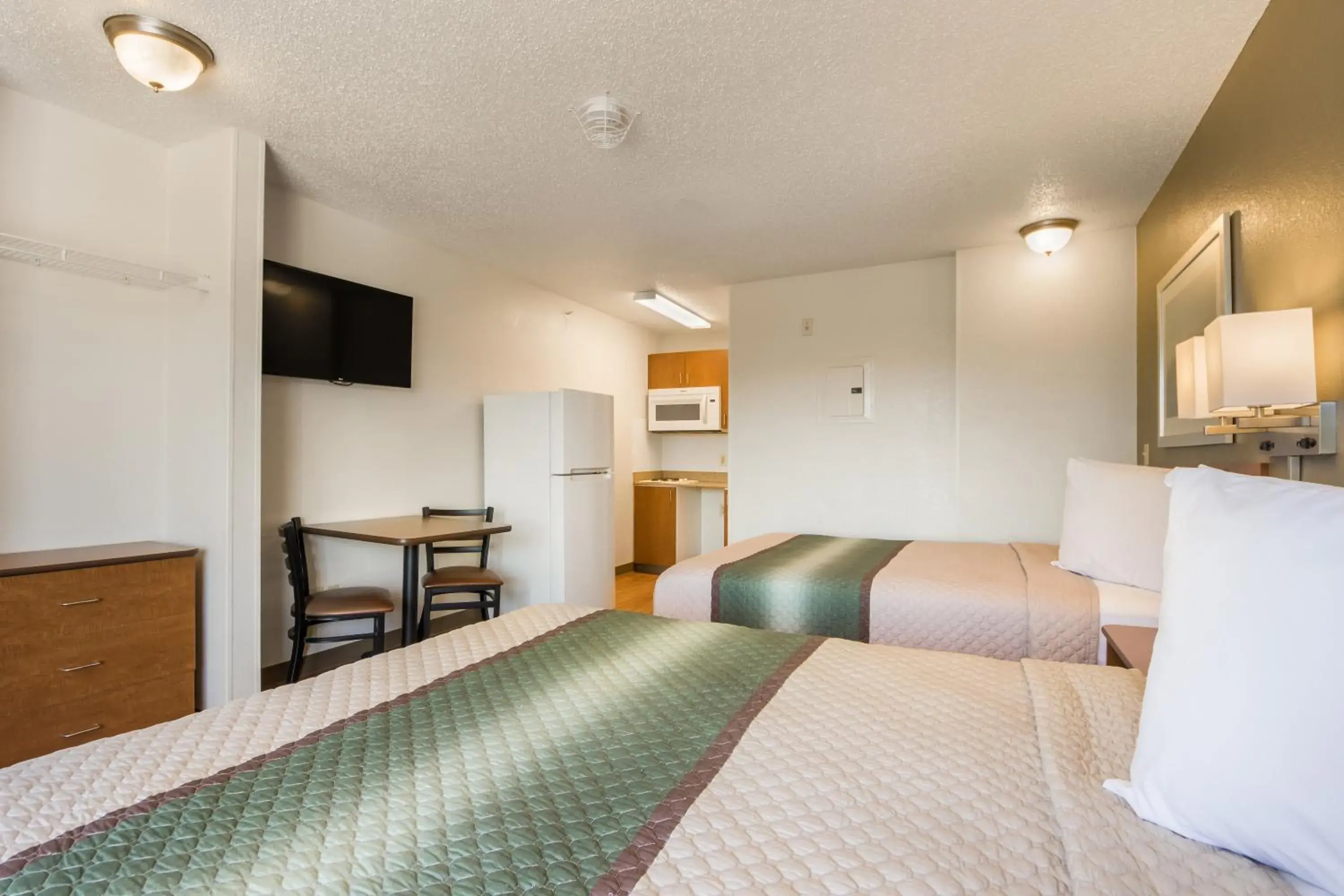 Studio Room with Two Queen Beds Non-Smoking in HomeTowne Studios by Red Roof Dallas - Mesquite Studio Room with Two Queen Beds Non-Smoking in HomeTowne Studios by Red Roof Dallas - Mesquite